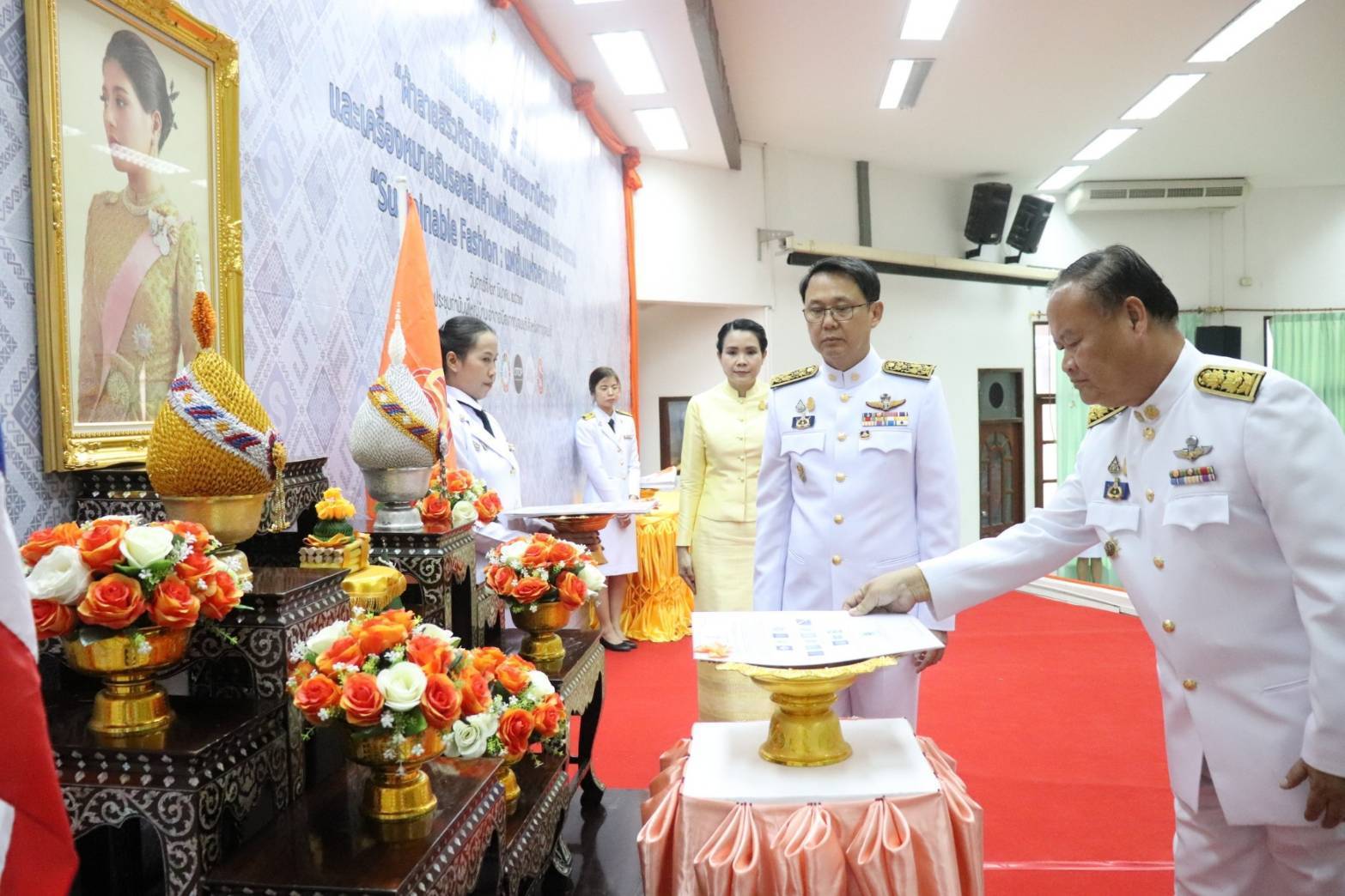 จังหวัดกาญจนบุรี จัดพิธีมอบแบบลายผ้าพระราชทาน “ผ้าลายสิริวชิราภรณ์” “ผ้าลายชบาปัตตานี” และเครื่องหมายรับรองสินค้าแฟชั่นและหัตถกรรมพระราชทาน “Sustainable Fashion: แฟชั่นแห่งความยั่งยืน” ให้กับช่างทอผ้าทุกกลุ่ม ทุกเทคนิค เพื่อพัฒนาคุณภาพชีวิตประชาชนอย่างยั่งยืน