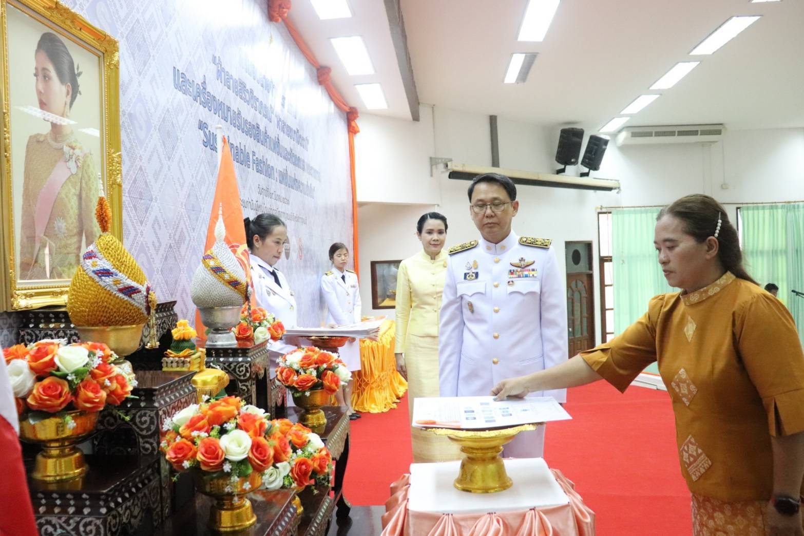จังหวัดกาญจนบุรี จัดพิธีมอบแบบลายผ้าพระราชทาน “ผ้าลายสิริวชิราภรณ์” “ผ้าลายชบาปัตตานี” และเครื่องหมายรับรองสินค้าแฟชั่นและหัตถกรรมพระราชทาน “Sustainable Fashion: แฟชั่นแห่งความยั่งยืน” ให้กับช่างทอผ้าทุกกลุ่ม ทุกเทคนิค เพื่อพัฒนาคุณภาพชีวิตประชาชนอย่างยั่งยืน