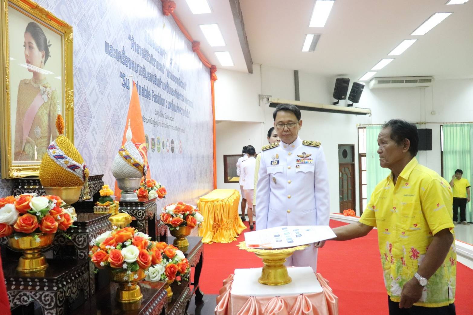 จังหวัดกาญจนบุรี จัดพิธีมอบแบบลายผ้าพระราชทาน “ผ้าลายสิริวชิราภรณ์” “ผ้าลายชบาปัตตานี” และเครื่องหมายรับรองสินค้าแฟชั่นและหัตถกรรมพระราชทาน “Sustainable Fashion: แฟชั่นแห่งความยั่งยืน” ให้กับช่างทอผ้าทุกกลุ่ม ทุกเทคนิค เพื่อพัฒนาคุณภาพชีวิตประชาชนอย่างยั่งยืน