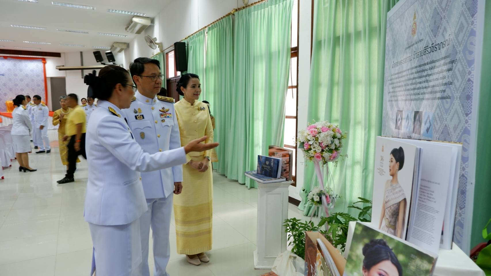 จังหวัดกาญจนบุรี จัดพิธีมอบแบบลายผ้าพระราชทาน “ผ้าลายสิริวชิราภรณ์” “ผ้าลายชบาปัตตานี” และเครื่องหมายรับรองสินค้าแฟชั่นและหัตถกรรมพระราชทาน “Sustainable Fashion: แฟชั่นแห่งความยั่งยืน” ให้กับช่างทอผ้าทุกกลุ่ม ทุกเทคนิค เพื่อพัฒนาคุณภาพชีวิตประชาชนอย่างยั่งยืน