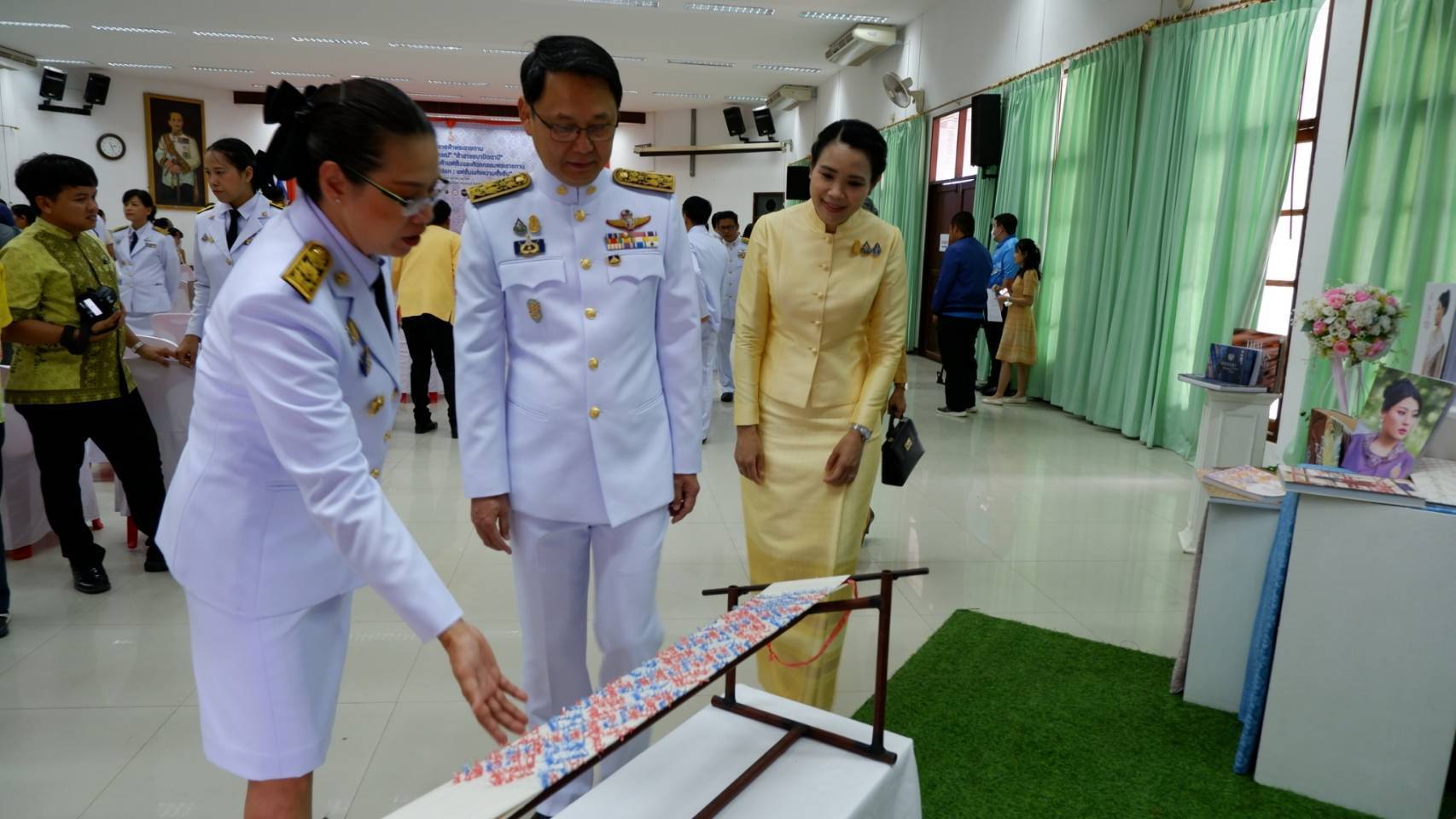 จังหวัดกาญจนบุรี จัดพิธีมอบแบบลายผ้าพระราชทาน “ผ้าลายสิริวชิราภรณ์” “ผ้าลายชบาปัตตานี” และเครื่องหมายรับรองสินค้าแฟชั่นและหัตถกรรมพระราชทาน “Sustainable Fashion: แฟชั่นแห่งความยั่งยืน” ให้กับช่างทอผ้าทุกกลุ่ม ทุกเทคนิค เพื่อพัฒนาคุณภาพชีวิตประชาชนอย่างยั่งยืน