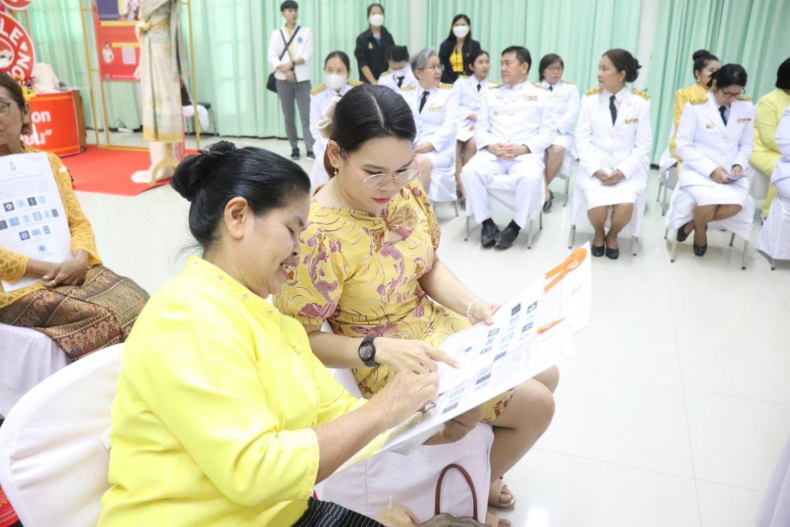 จังหวัดกาญจนบุรี จัดพิธีมอบแบบลายผ้าพระราชทาน “ผ้าลายสิริวชิราภรณ์” “ผ้าลายชบาปัตตานี” และเครื่องหมายรับรองสินค้าแฟชั่นและหัตถกรรมพระราชทาน “Sustainable Fashion: แฟชั่นแห่งความยั่งยืน” ให้กับช่างทอผ้าทุกกลุ่ม ทุกเทคนิค เพื่อพัฒนาคุณภาพชีวิตประชาชนอย่างยั่งยืน