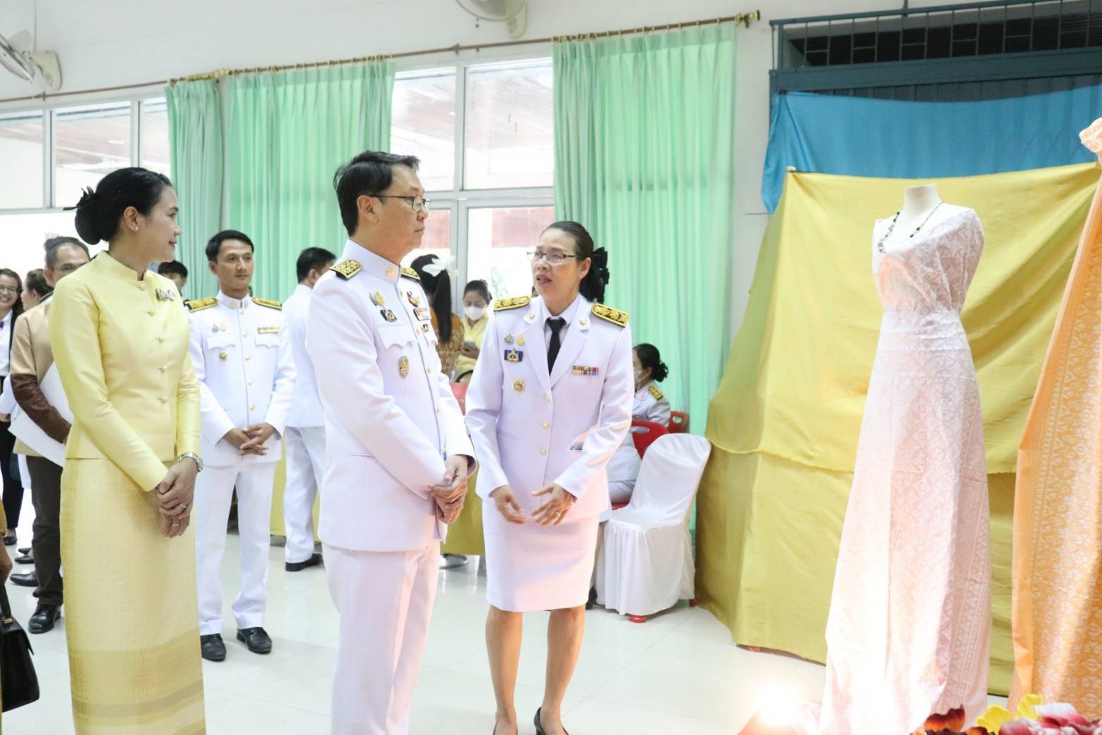 จังหวัดกาญจนบุรี จัดพิธีมอบแบบลายผ้าพระราชทาน “ผ้าลายสิริวชิราภรณ์” “ผ้าลายชบาปัตตานี” และเครื่องหมายรับรองสินค้าแฟชั่นและหัตถกรรมพระราชทาน “Sustainable Fashion: แฟชั่นแห่งความยั่งยืน” ให้กับช่างทอผ้าทุกกลุ่ม ทุกเทคนิค เพื่อพัฒนาคุณภาพชีวิตประชาชนอย่างยั่งยืน