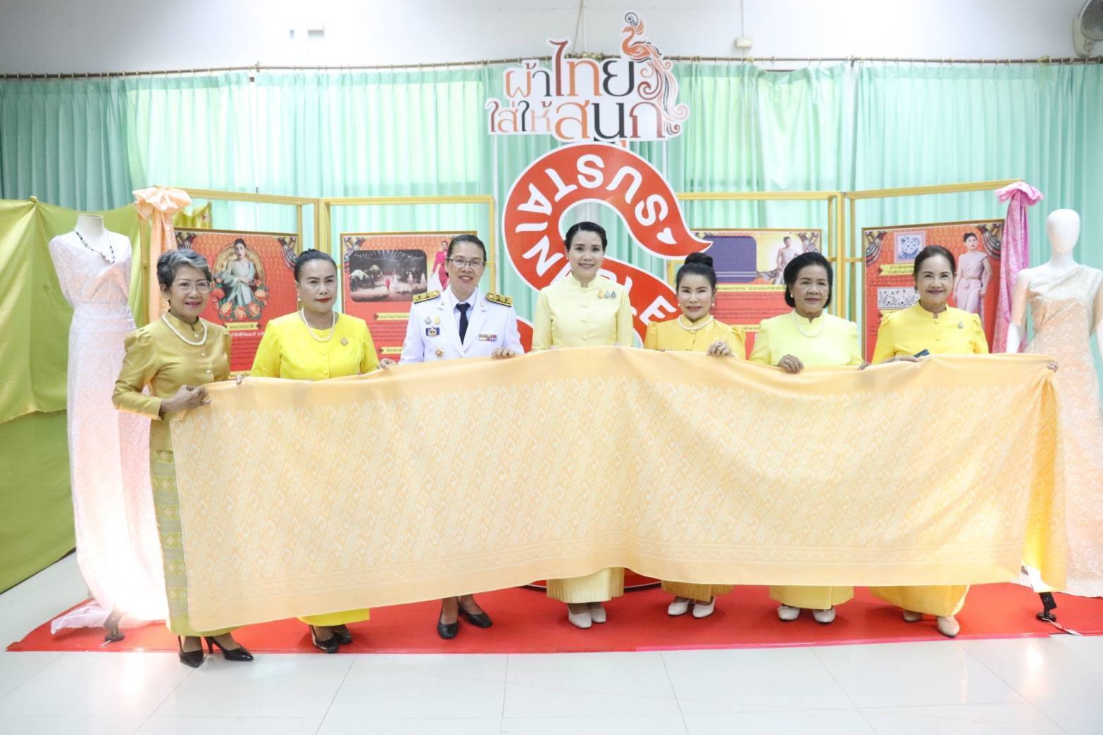 จังหวัดกาญจนบุรี จัดพิธีมอบแบบลายผ้าพระราชทาน “ผ้าลายสิริวชิราภรณ์” “ผ้าลายชบาปัตตานี” และเครื่องหมายรับรองสินค้าแฟชั่นและหัตถกรรมพระราชทาน “Sustainable Fashion: แฟชั่นแห่งความยั่งยืน” ให้กับช่างทอผ้าทุกกลุ่ม ทุกเทคนิค เพื่อพัฒนาคุณภาพชีวิตประชาชนอย่างยั่งยืน