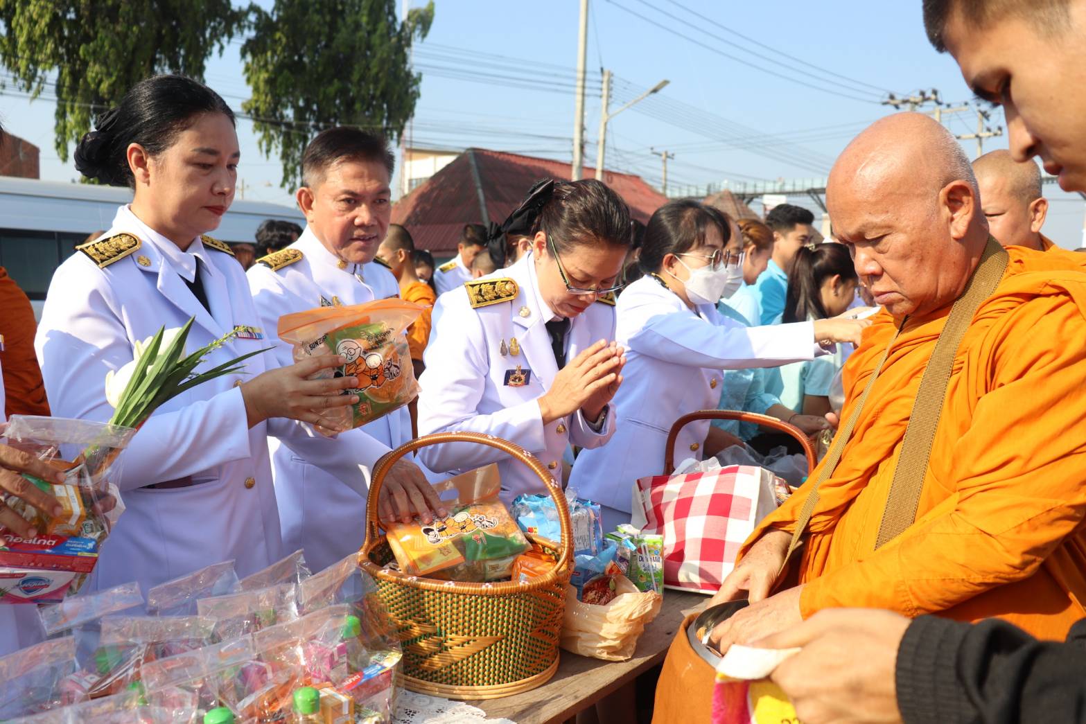 พัฒนาการจังหวัดกาญจนบุรี นำข้าราชการสำนักงานพัฒนาชุมชนร่วมพิธีเจริญพระพุทธมนต์และพิธีทำบุญตักบาตรถวายพระราชกุศล เนื่องในวันคล้ายวันประสูติ สมเด็จพระเจ้าลูกยาเธอ เจ้าฟ้าทีปังกรรัศมีโชติ มหาวชิโรตตมางกูร สิริวิบูลยราชกุมาร