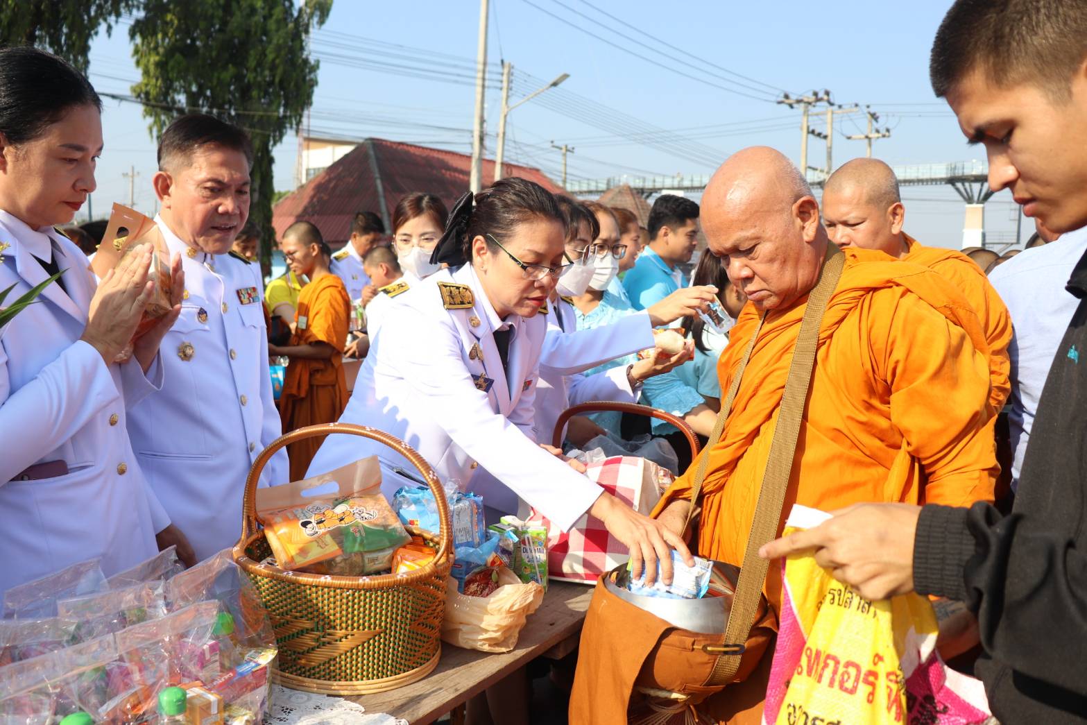 พัฒนาการจังหวัดกาญจนบุรี นำข้าราชการสำนักงานพัฒนาชุมชนร่วมพิธีเจริญพระพุทธมนต์และพิธีทำบุญตักบาตรถวายพระราชกุศล เนื่องในวันคล้ายวันประสูติ สมเด็จพระเจ้าลูกยาเธอ เจ้าฟ้าทีปังกรรัศมีโชติ มหาวชิโรตตมางกูร สิริวิบูลยราชกุมาร