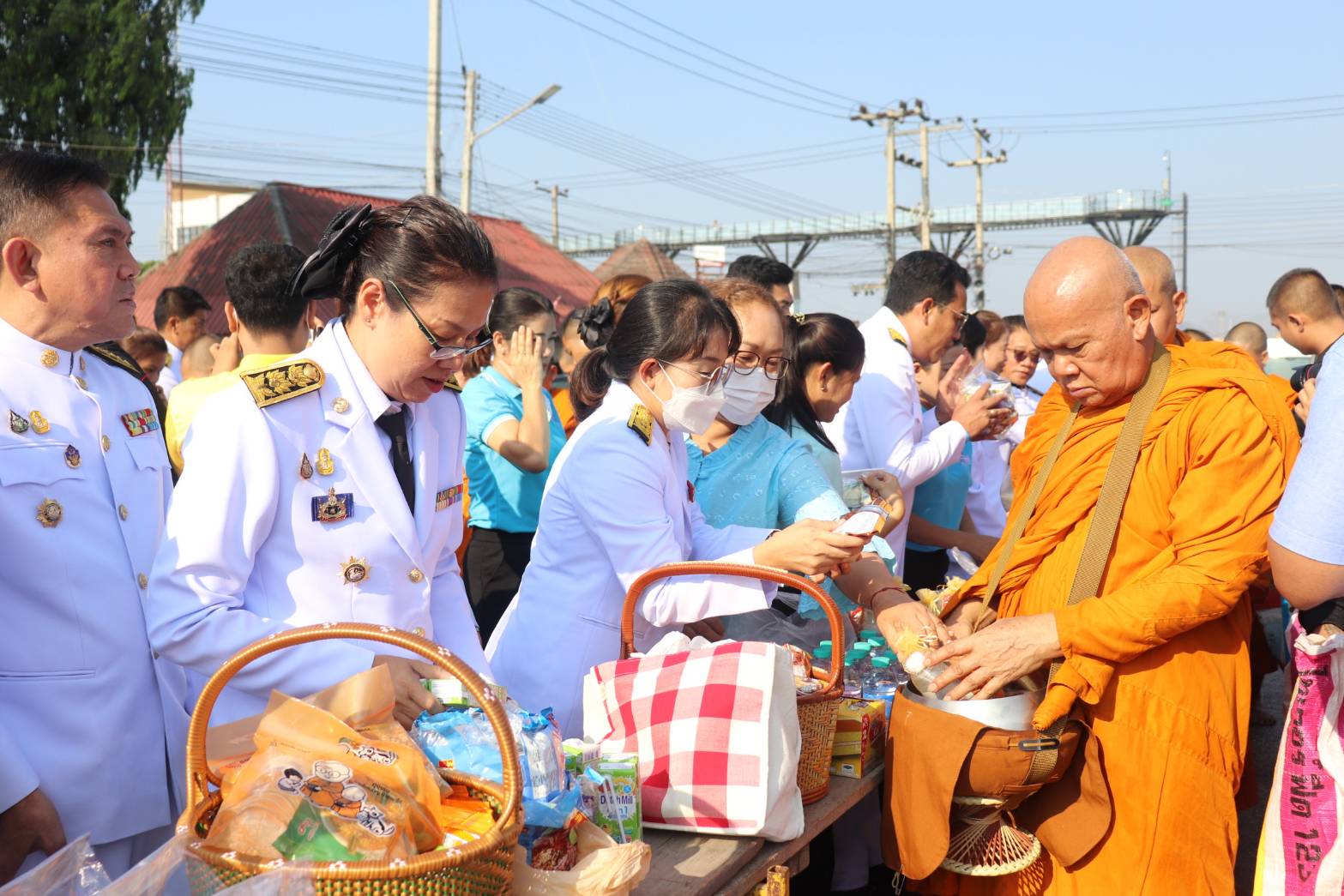 พัฒนาการจังหวัดกาญจนบุรี นำข้าราชการสำนักงานพัฒนาชุมชนร่วมพิธีเจริญพระพุทธมนต์และพิธีทำบุญตักบาตรถวายพระราชกุศล เนื่องในวันคล้ายวันประสูติ สมเด็จพระเจ้าลูกยาเธอ เจ้าฟ้าทีปังกรรัศมีโชติ มหาวชิโรตตมางกูร สิริวิบูลยราชกุมาร
