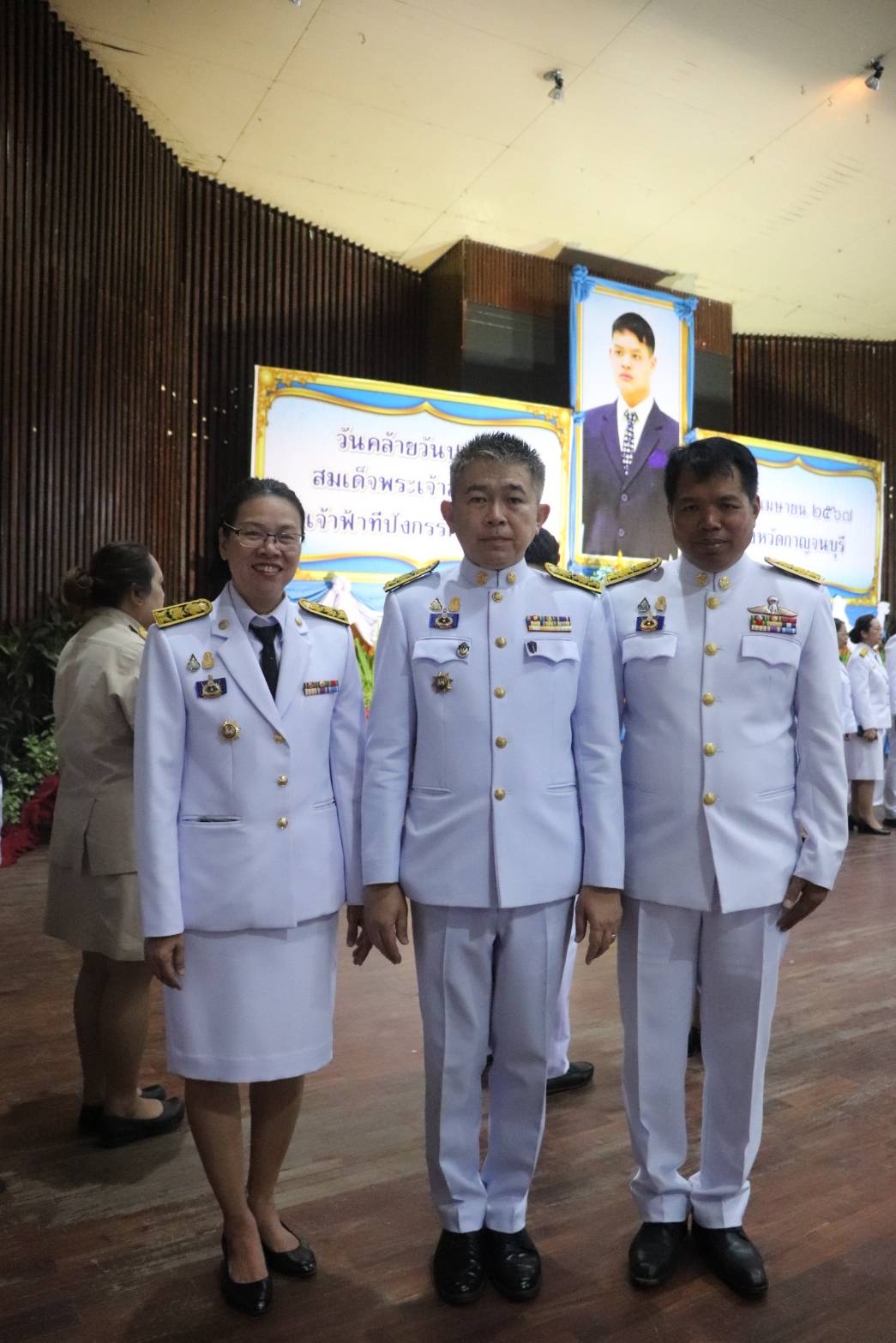 พัฒนาการจังหวัดกาญจนบุรี นำข้าราชการสำนักงานพัฒนาชุมชนร่วมพิธีเจริญพระพุทธมนต์และพิธีทำบุญตักบาตรถวายพระราชกุศล เนื่องในวันคล้ายวันประสูติ สมเด็จพระเจ้าลูกยาเธอ เจ้าฟ้าทีปังกรรัศมีโชติ มหาวชิโรตตมางกูร สิริวิบูลยราชกุมาร