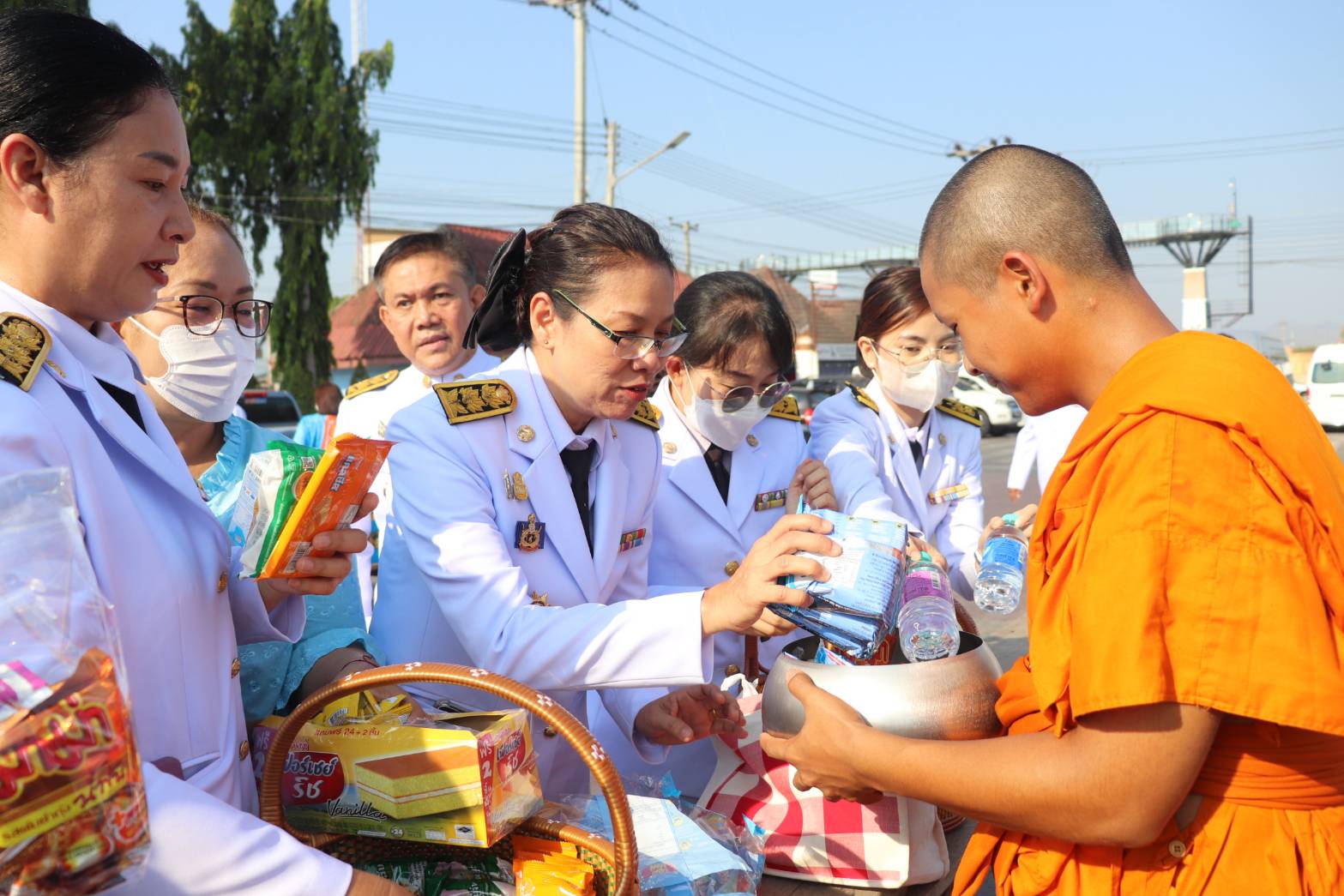 พัฒนาการจังหวัดกาญจนบุรี นำข้าราชการสำนักงานพัฒนาชุมชนร่วมพิธีเจริญพระพุทธมนต์และพิธีทำบุญตักบาตรถวายพระราชกุศล เนื่องในวันคล้ายวันประสูติ สมเด็จพระเจ้าลูกยาเธอ เจ้าฟ้าทีปังกรรัศมีโชติ มหาวชิโรตตมางกูร สิริวิบูลยราชกุมาร