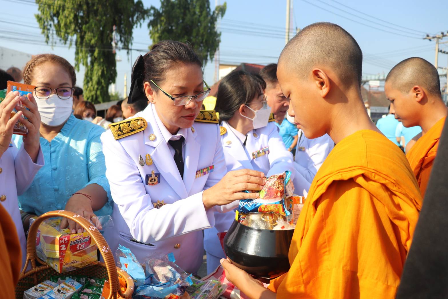 พัฒนาการจังหวัดกาญจนบุรี นำข้าราชการสำนักงานพัฒนาชุมชนร่วมพิธีเจริญพระพุทธมนต์และพิธีทำบุญตักบาตรถวายพระราชกุศล เนื่องในวันคล้ายวันประสูติ สมเด็จพระเจ้าลูกยาเธอ เจ้าฟ้าทีปังกรรัศมีโชติ มหาวชิโรตตมางกูร สิริวิบูลยราชกุมาร
