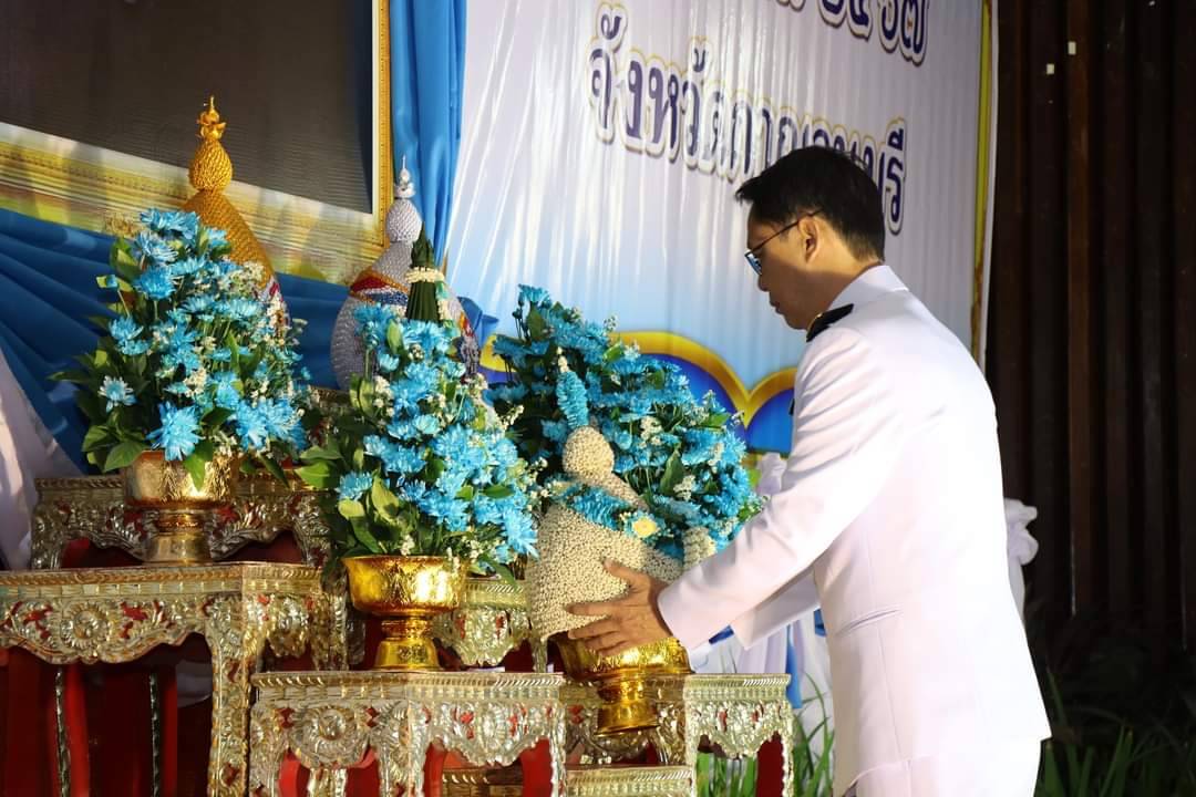 พัฒนาการจังหวัดกาญจนบุรี นำข้าราชการสำนักงานพัฒนาชุมชนร่วมพิธีเจริญพระพุทธมนต์และพิธีทำบุญตักบาตรถวายพระราชกุศล เนื่องในวันคล้ายวันประสูติ สมเด็จพระเจ้าลูกยาเธอ เจ้าฟ้าทีปังกรรัศมีโชติ มหาวชิโรตตมางกูร สิริวิบูลยราชกุมาร