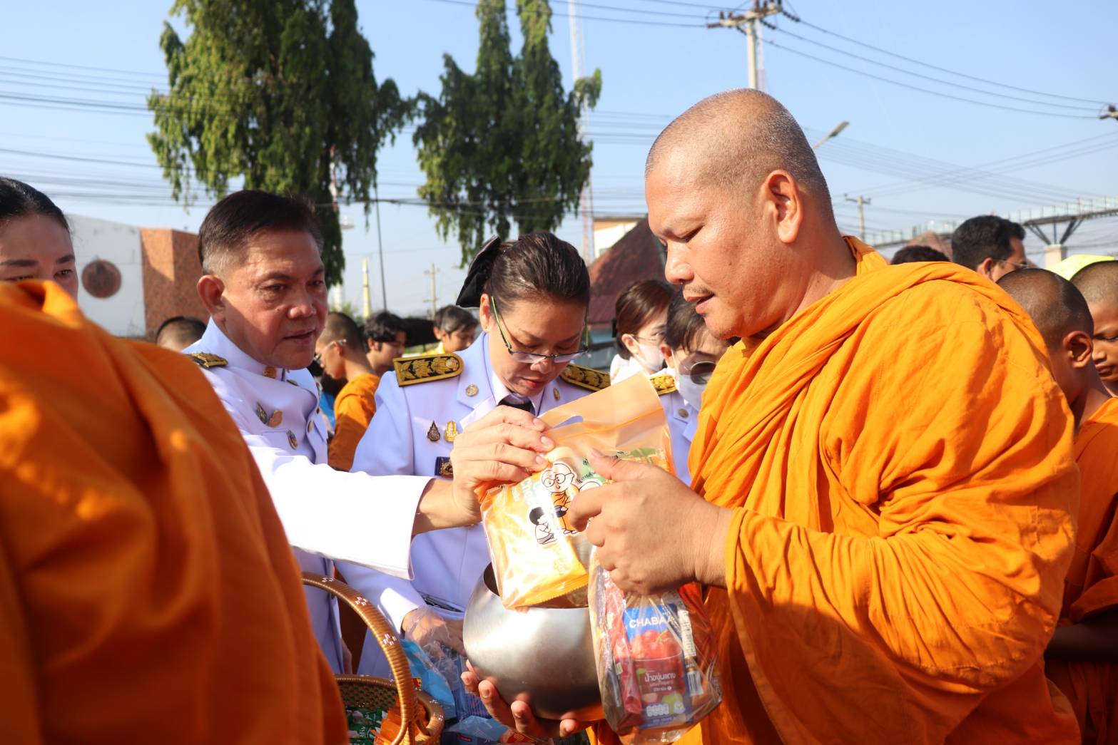 พัฒนาการจังหวัดกาญจนบุรี นำข้าราชการสำนักงานพัฒนาชุมชนร่วมพิธีเจริญพระพุทธมนต์และพิธีทำบุญตักบาตรถวายพระราชกุศล เนื่องในวันคล้ายวันประสูติ สมเด็จพระเจ้าลูกยาเธอ เจ้าฟ้าทีปังกรรัศมีโชติ มหาวชิโรตตมางกูร สิริวิบูลยราชกุมาร