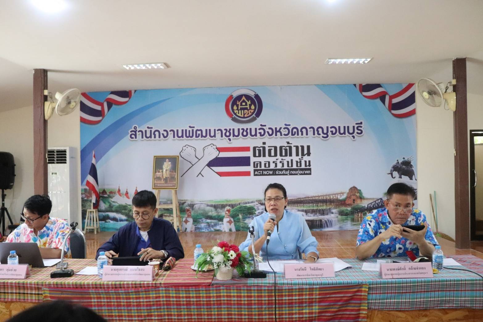 พช. กาญจนบุรี สั่งลุย ขยายผลการจัดตั้งศูนย์แบ่งปันเมล็ดพันธ์ผักระดับตำบล ในการประชุมผู้บริหารและนักวิชาการพัฒนาชุมชนสำนักงานพัฒนาชุมชนจังหวัดกาญจนบุรี ครั้งที่ 4/2567