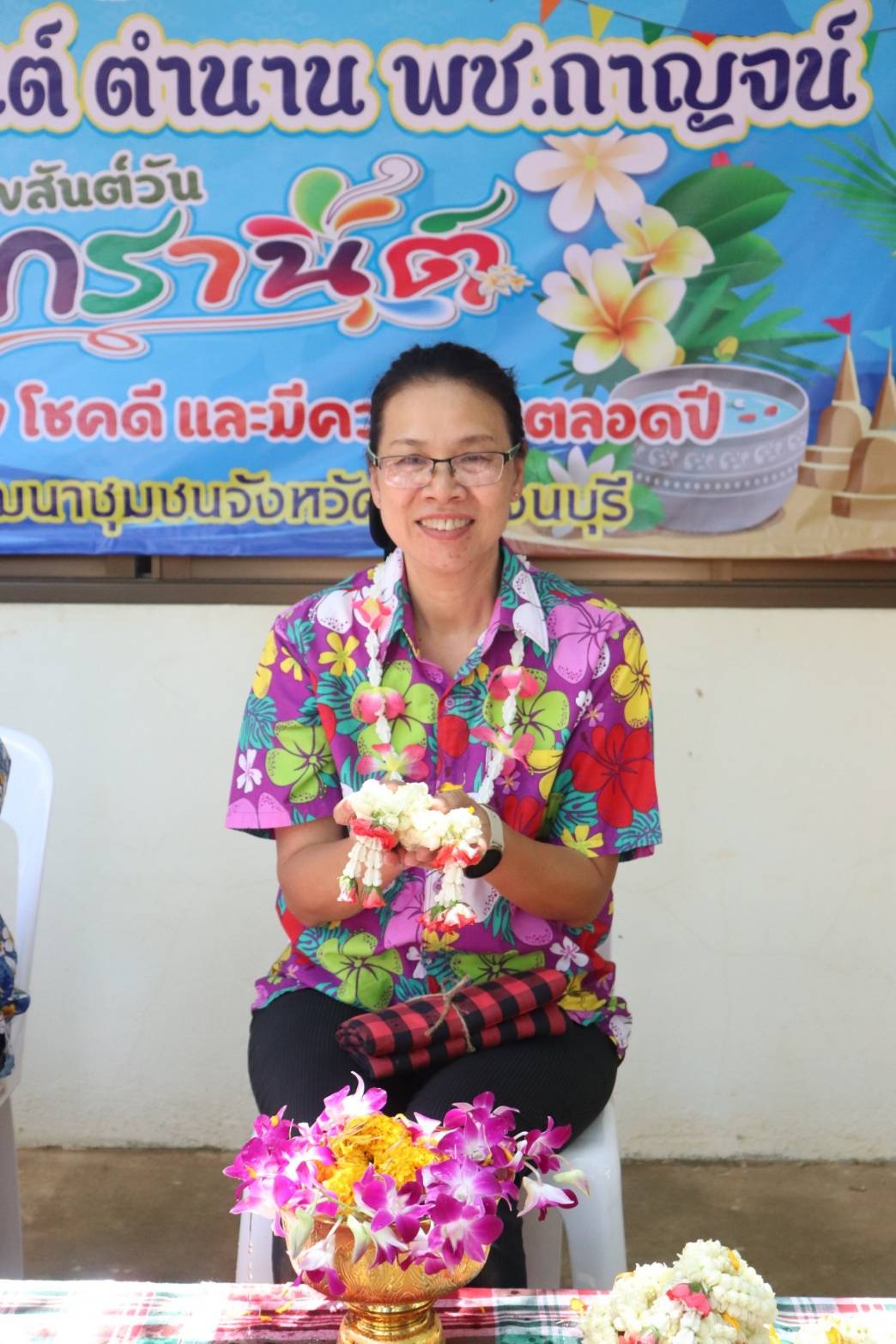 พช.กาญจนบุรี จัดกิจกรรมรดน้ำดำหัว ขอพรข้าราชการบำนาญ ผู้อาวุโส และพัฒนาการจังหวัด เนื่องในโอกาสเทศกาลสงกรานต์ ประจำปี 2567