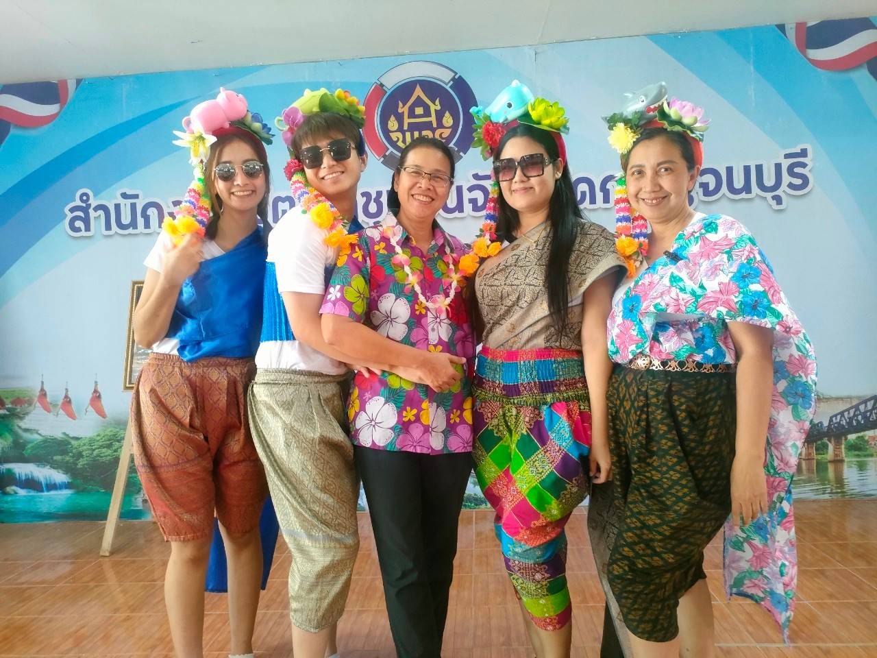 พช.กาญจนบุรี จัดกิจกรรมรดน้ำดำหัว ขอพรข้าราชการบำนาญ ผู้อาวุโส และพัฒนาการจังหวัด เนื่องในโอกาสเทศกาลสงกรานต์ ประจำปี 2567