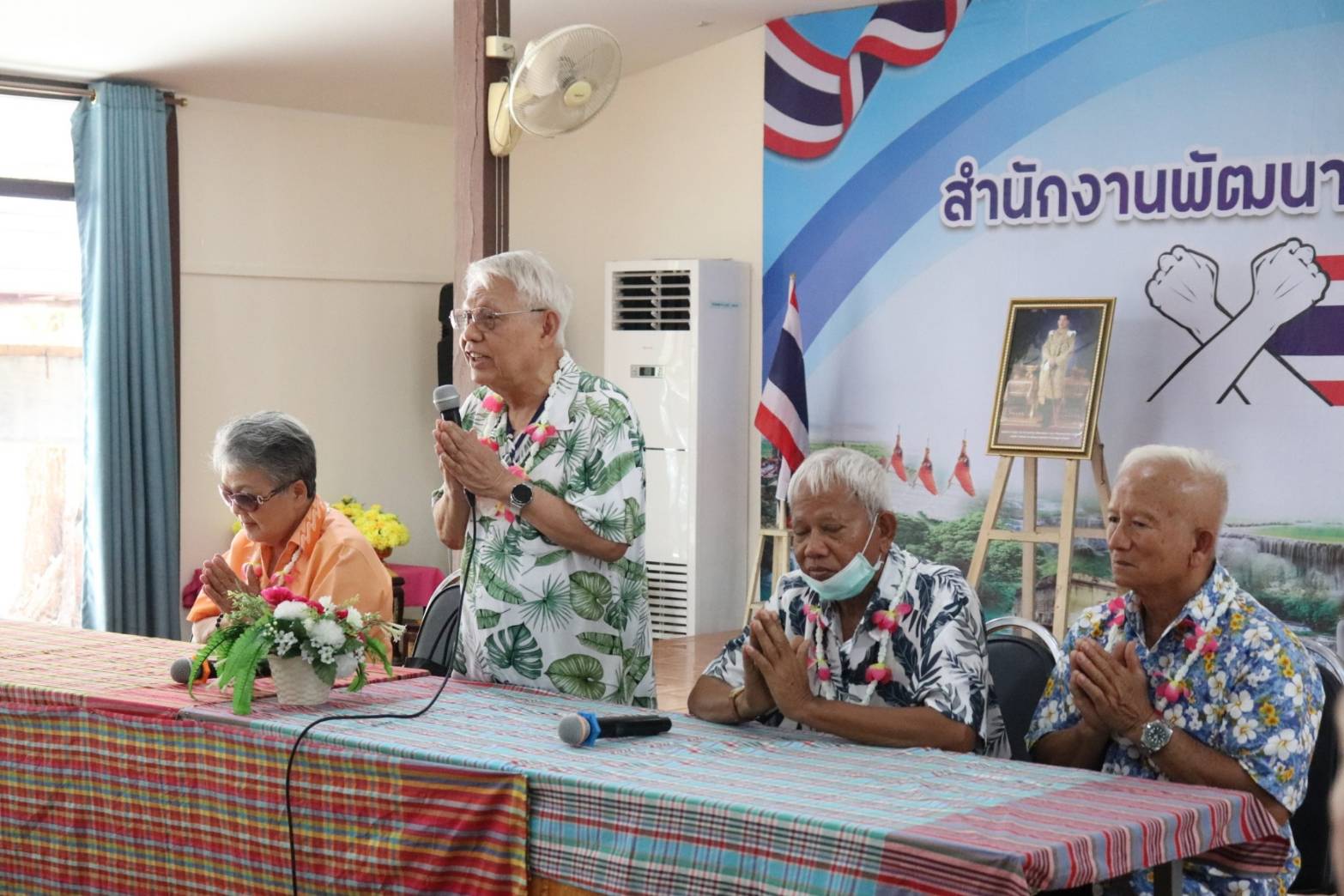 พช.กาญจนบุรี จัดกิจกรรมรดน้ำดำหัว ขอพรข้าราชการบำนาญ ผู้อาวุโส และพัฒนาการจังหวัด เนื่องในโอกาสเทศกาลสงกรานต์ ประจำปี 2567