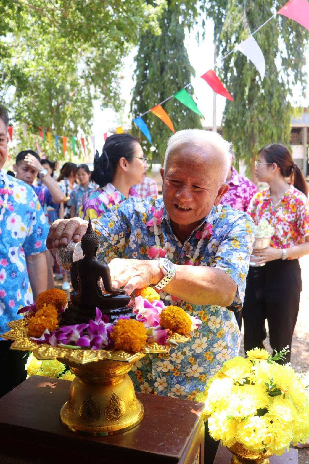 พช.กาญจนบุรี จัดกิจกรรมรดน้ำดำหัว ขอพรข้าราชการบำนาญ ผู้อาวุโส และพัฒนาการจังหวัด เนื่องในโอกาสเทศกาลสงกรานต์ ประจำปี 2567