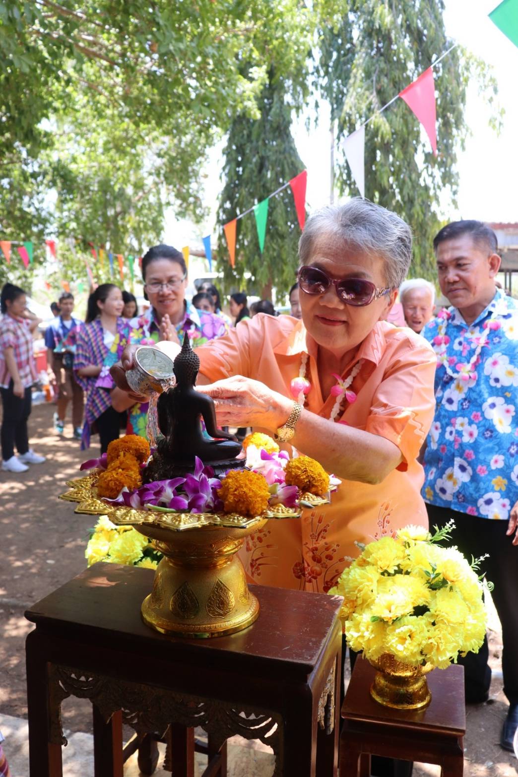 พช.กาญจนบุรี จัดกิจกรรมรดน้ำดำหัว ขอพรข้าราชการบำนาญ ผู้อาวุโส และพัฒนาการจังหวัด เนื่องในโอกาสเทศกาลสงกรานต์ ประจำปี 2567