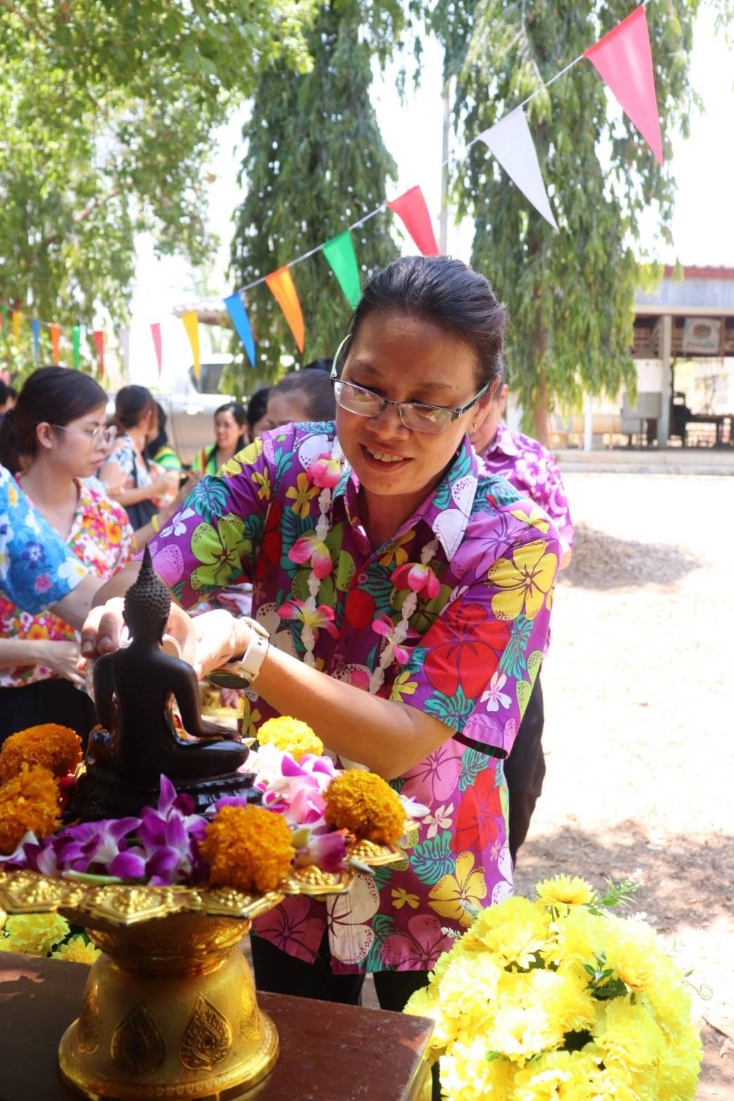 พช.กาญจนบุรี จัดกิจกรรมรดน้ำดำหัว ขอพรข้าราชการบำนาญ ผู้อาวุโส และพัฒนาการจังหวัด เนื่องในโอกาสเทศกาลสงกรานต์ ประจำปี 2567