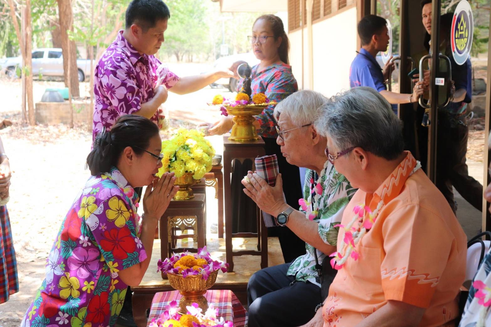พช.กาญจนบุรี จัดกิจกรรมรดน้ำดำหัว ขอพรข้าราชการบำนาญ ผู้อาวุโส และพัฒนาการจังหวัด เนื่องในโอกาสเทศกาลสงกรานต์ ประจำปี 2567