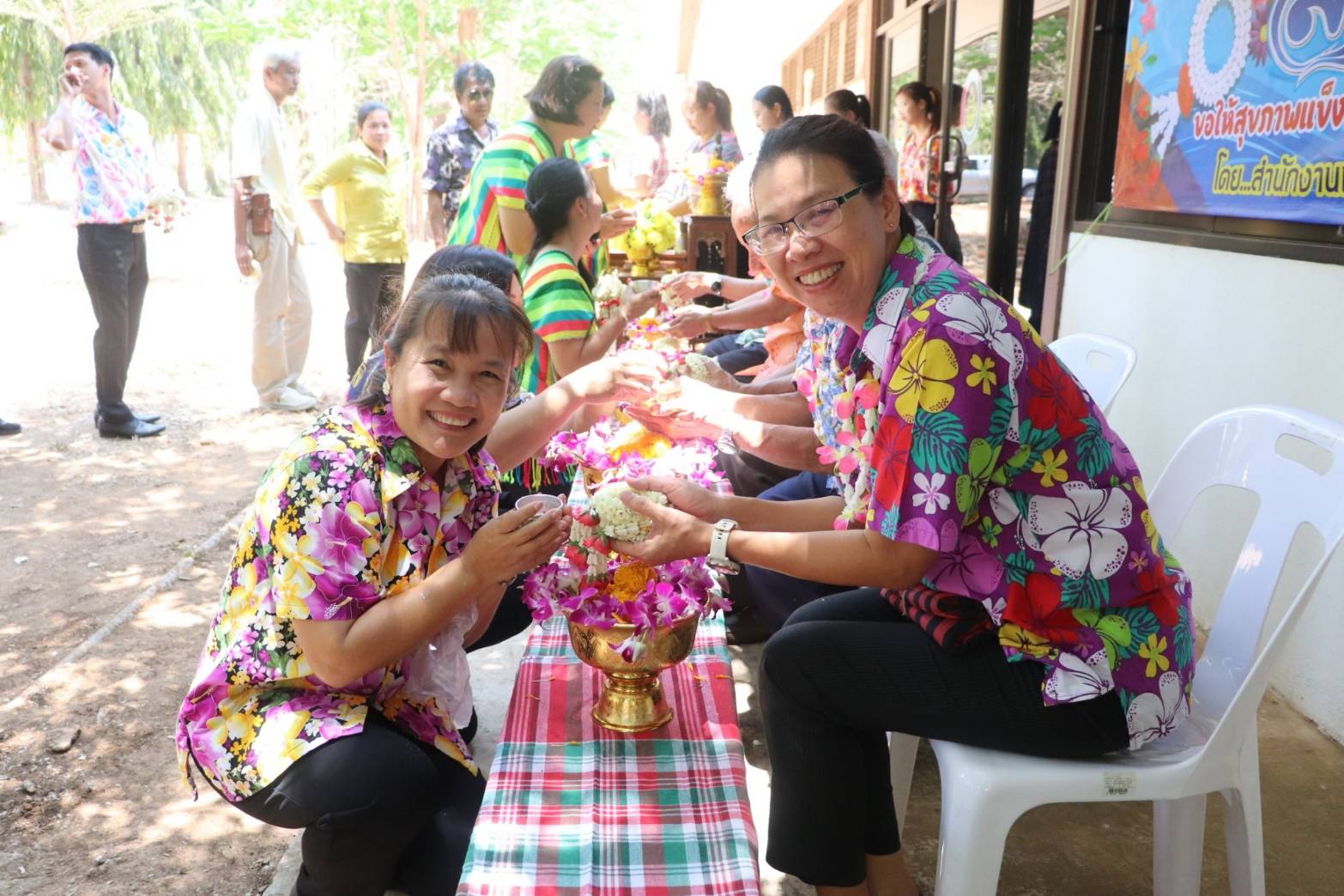 พช.กาญจนบุรี จัดกิจกรรมรดน้ำดำหัว ขอพรข้าราชการบำนาญ ผู้อาวุโส และพัฒนาการจังหวัด เนื่องในโอกาสเทศกาลสงกรานต์ ประจำปี 2567