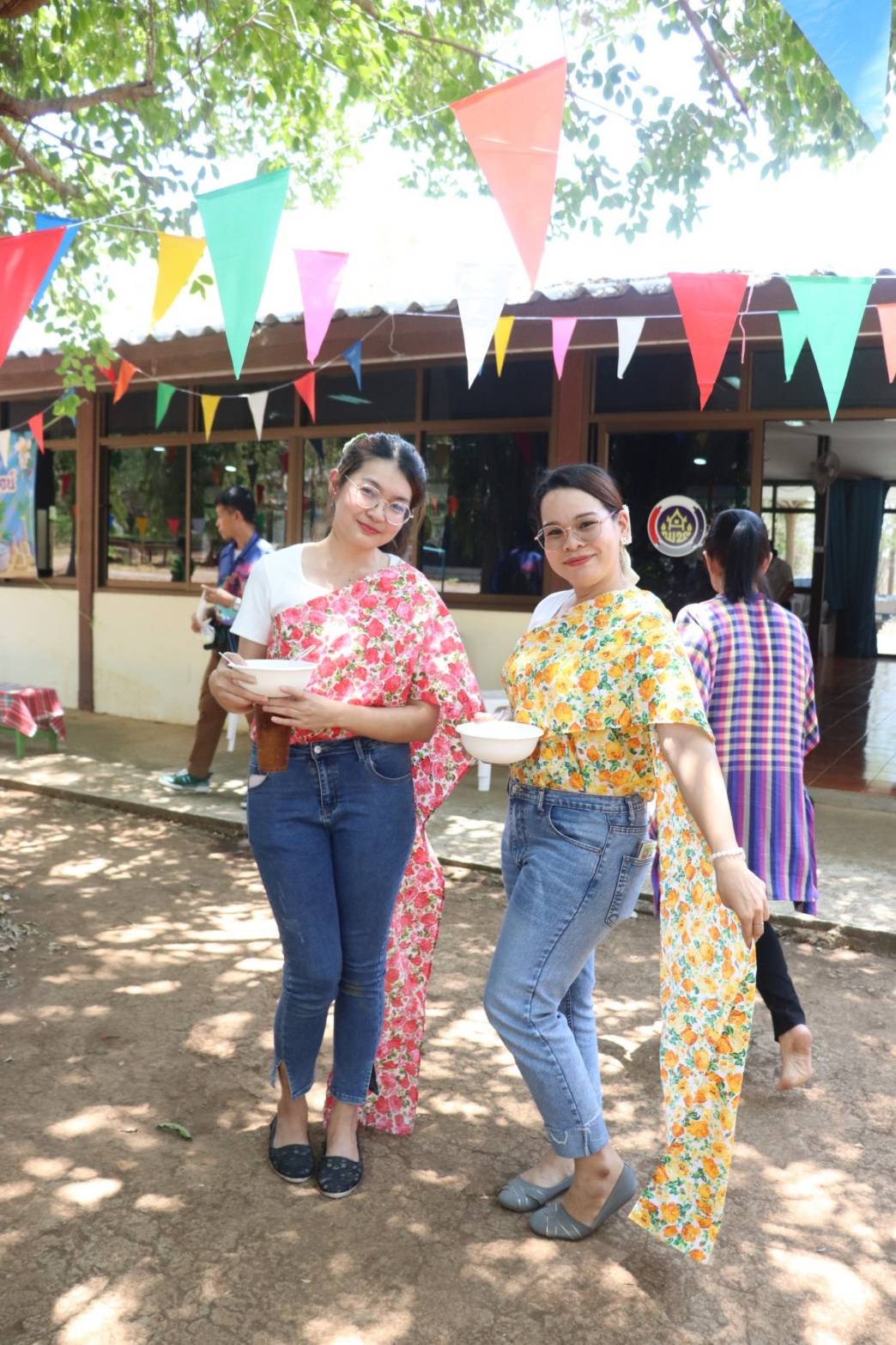 พช.กาญจนบุรี จัดกิจกรรมรดน้ำดำหัว ขอพรข้าราชการบำนาญ ผู้อาวุโส และพัฒนาการจังหวัด เนื่องในโอกาสเทศกาลสงกรานต์ ประจำปี 2567