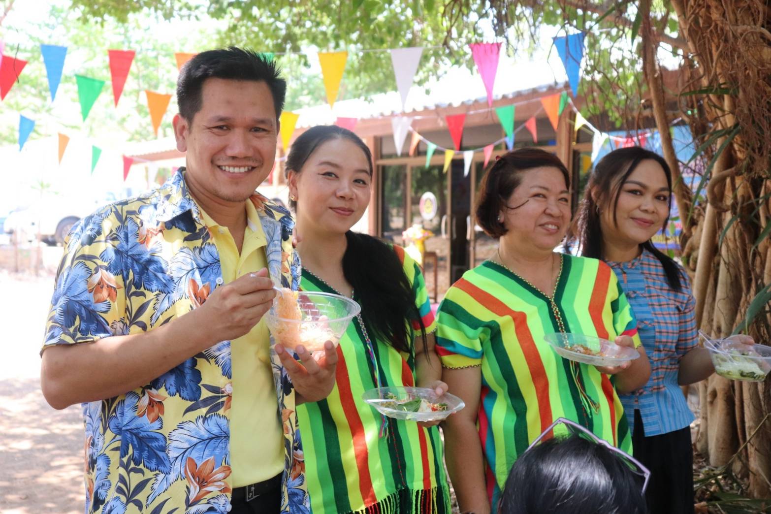 พช.กาญจนบุรี จัดกิจกรรมรดน้ำดำหัว ขอพรข้าราชการบำนาญ ผู้อาวุโส และพัฒนาการจังหวัด เนื่องในโอกาสเทศกาลสงกรานต์ ประจำปี 2567