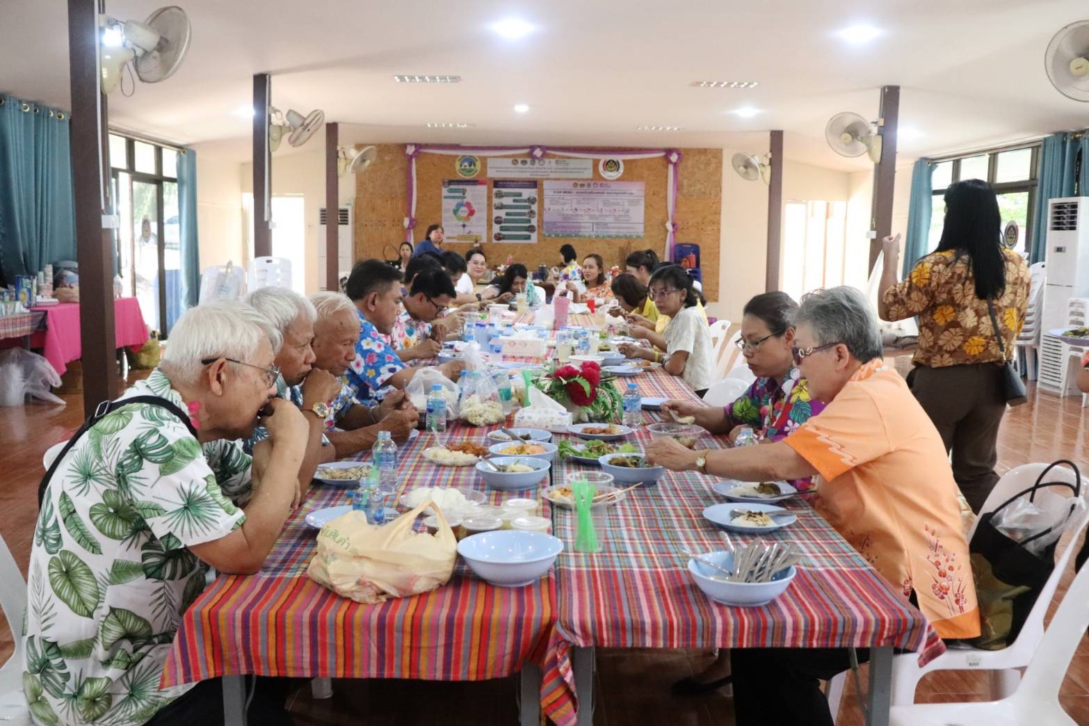 พช.กาญจนบุรี จัดกิจกรรมรดน้ำดำหัว ขอพรข้าราชการบำนาญ ผู้อาวุโส และพัฒนาการจังหวัด เนื่องในโอกาสเทศกาลสงกรานต์ ประจำปี 2567