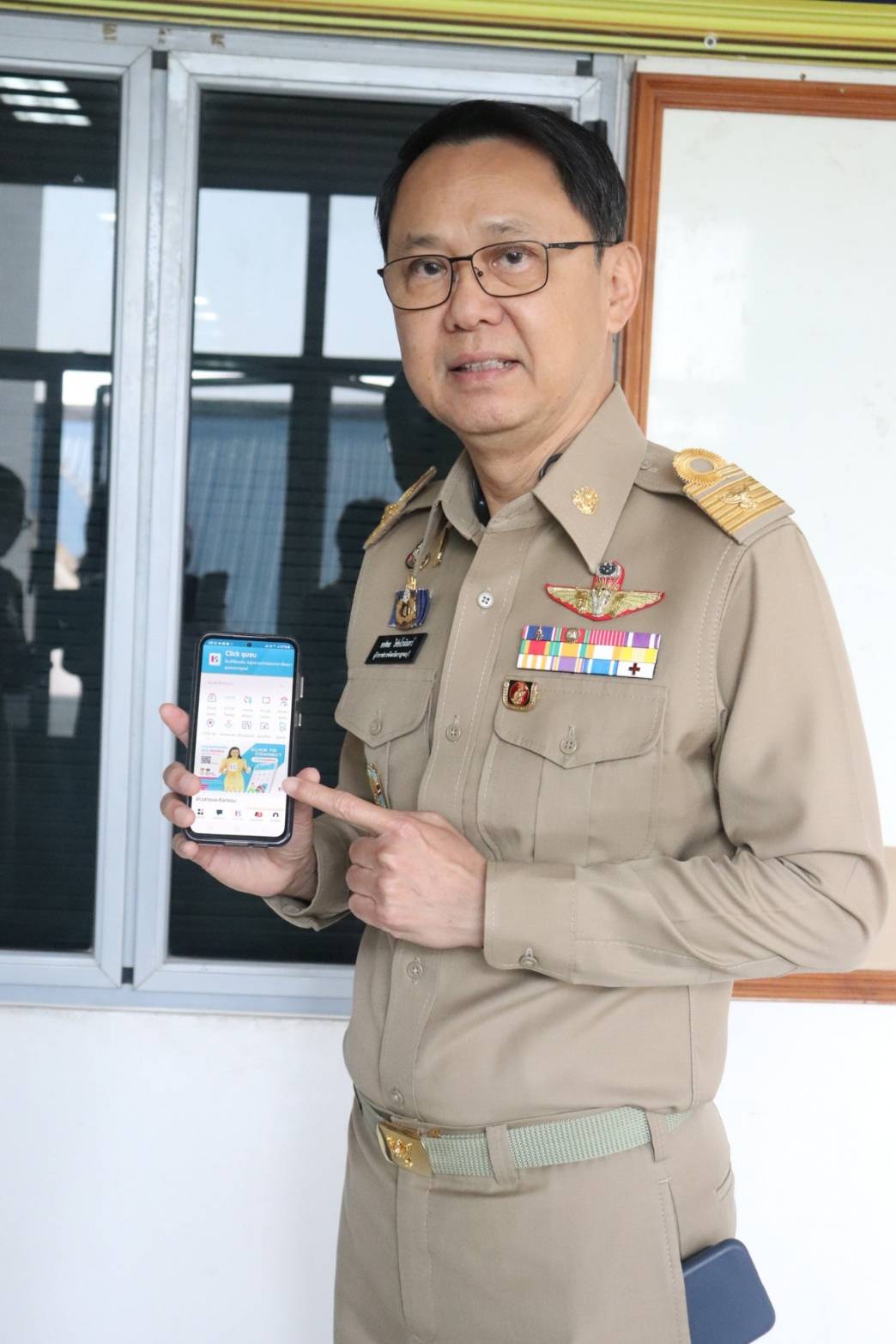 พช.กาญจนบุรี เชิญชวน หัวหน้าส่วนราชการสังกัดกระทรวงมหาดไทย จังหวัดกาญจนบุรี ดาวน์โหลดใช้บริการแพลตฟอร์ม Click ชุมชน ในที่ประชุมหัวหน้าส่วนราชการ หัวหน้าหน่วยงานรัฐวิสาหกิจ สังกัดกระทรวงมหาดไทยและนายอำเภอ ประจำเดือน เมษายน