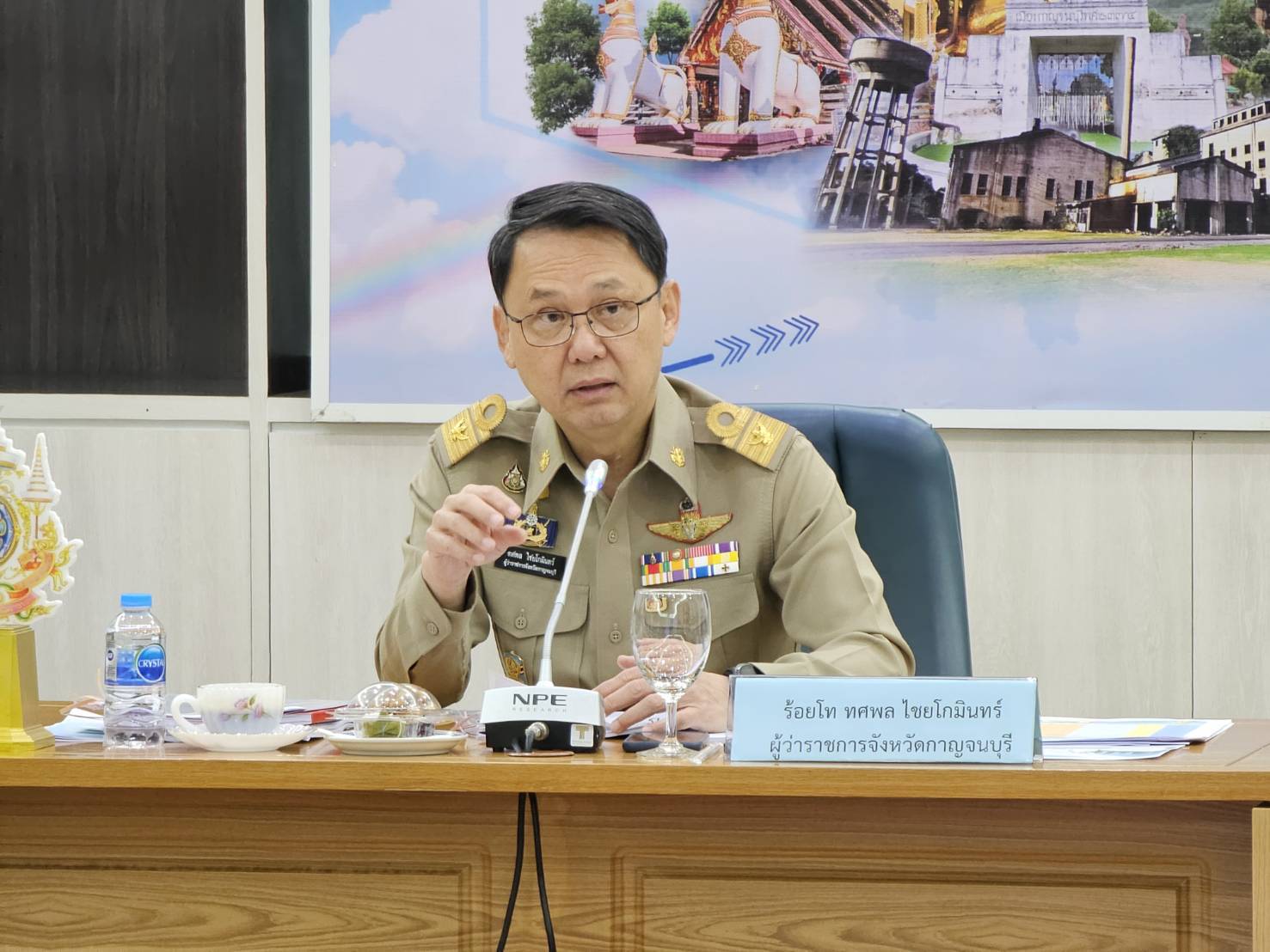 พช.กาญจนบุรี เชิญชวน หัวหน้าส่วนราชการสังกัดกระทรวงมหาดไทย จังหวัดกาญจนบุรี ดาวน์โหลดใช้บริการแพลตฟอร์ม Click ชุมชน ในที่ประชุมหัวหน้าส่วนราชการ หัวหน้าหน่วยงานรัฐวิสาหกิจ สังกัดกระทรวงมหาดไทยและนายอำเภอ ประจำเดือน เมษายน