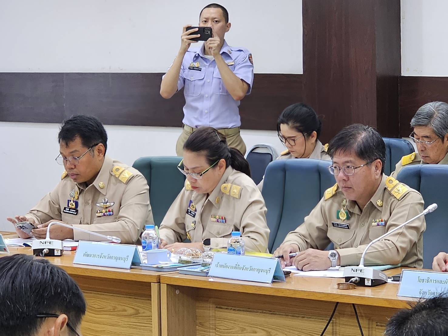 พช.กาญจนบุรี เชิญชวน หัวหน้าส่วนราชการสังกัดกระทรวงมหาดไทย จังหวัดกาญจนบุรี ดาวน์โหลดใช้บริการแพลตฟอร์ม Click ชุมชน ในที่ประชุมหัวหน้าส่วนราชการ หัวหน้าหน่วยงานรัฐวิสาหกิจ สังกัดกระทรวงมหาดไทยและนายอำเภอ ประจำเดือน เมษายน