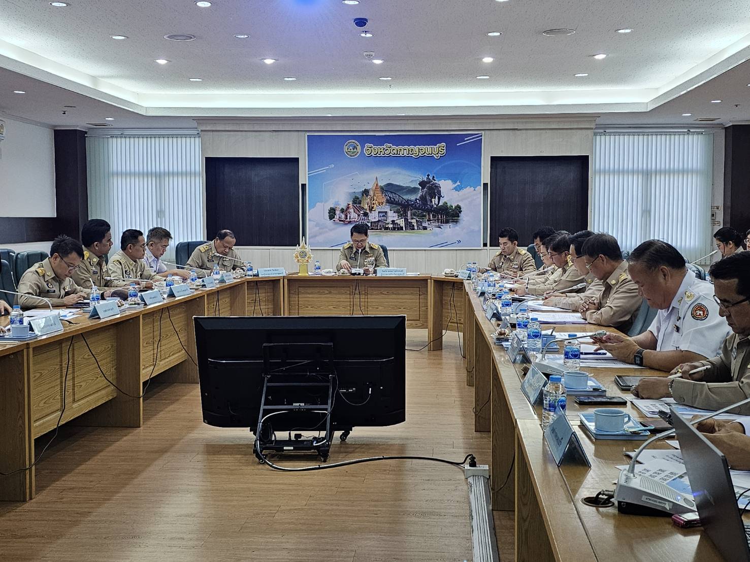 พช.กาญจนบุรี เชิญชวน หัวหน้าส่วนราชการสังกัดกระทรวงมหาดไทย จังหวัดกาญจนบุรี ดาวน์โหลดใช้บริการแพลตฟอร์ม Click ชุมชน ในที่ประชุมหัวหน้าส่วนราชการ หัวหน้าหน่วยงานรัฐวิสาหกิจ สังกัดกระทรวงมหาดไทยและนายอำเภอ ประจำเดือน เมษายน