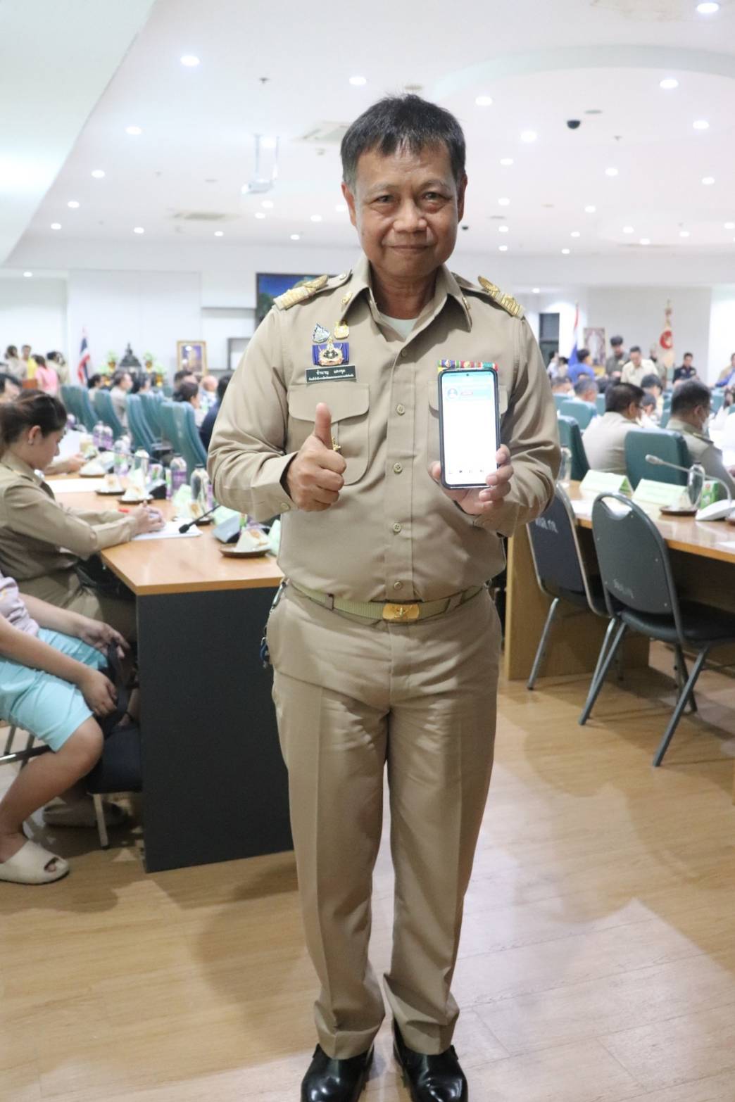 พช.กาญจนบุรี เชิญชวน หัวหน้าส่วนราชการสังกัดกระทรวงมหาดไทย จังหวัดกาญจนบุรี ดาวน์โหลดใช้บริการแพลตฟอร์ม Click ชุมชน ในที่ประชุมหัวหน้าส่วนราชการ หัวหน้าหน่วยงานรัฐวิสาหกิจ สังกัดกระทรวงมหาดไทยและนายอำเภอ ประจำเดือน เมษายน