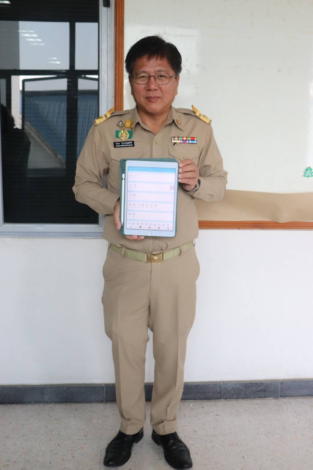 พช.กาญจนบุรี เชิญชวน หัวหน้าส่วนราชการสังกัดกระทรวงมหาดไทย จังหวัดกาญจนบุรี ดาวน์โหลดใช้บริการแพลตฟอร์ม Click ชุมชน ในที่ประชุมหัวหน้าส่วนราชการ หัวหน้าหน่วยงานรัฐวิสาหกิจ สังกัดกระทรวงมหาดไทยและนายอำเภอ ประจำเดือน เมษายน