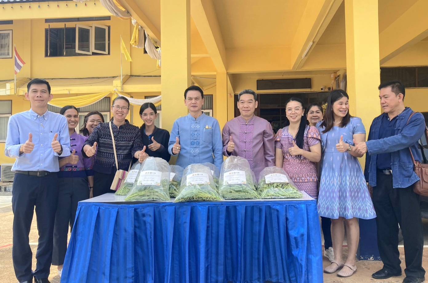 พช. กาญจนบุรี นำผู้ตรวจราชกรม (นายอาทร  พิมชะนก) ลงพื้นที่ถอดบทเรียนความสำเร็จการพัฒนาพื้นที่อำเภอไทรโยค