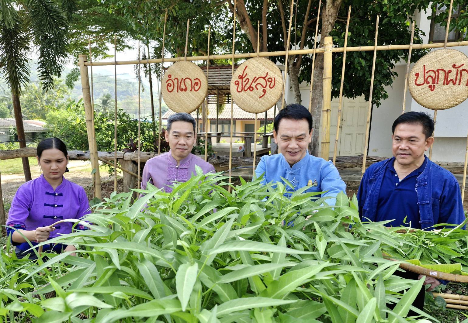 พช. กาญจนบุรี นำผู้ตรวจราชกรม (นายอาทร  พิมชะนก) ลงพื้นที่ถอดบทเรียนความสำเร็จการพัฒนาพื้นที่อำเภอไทรโยค