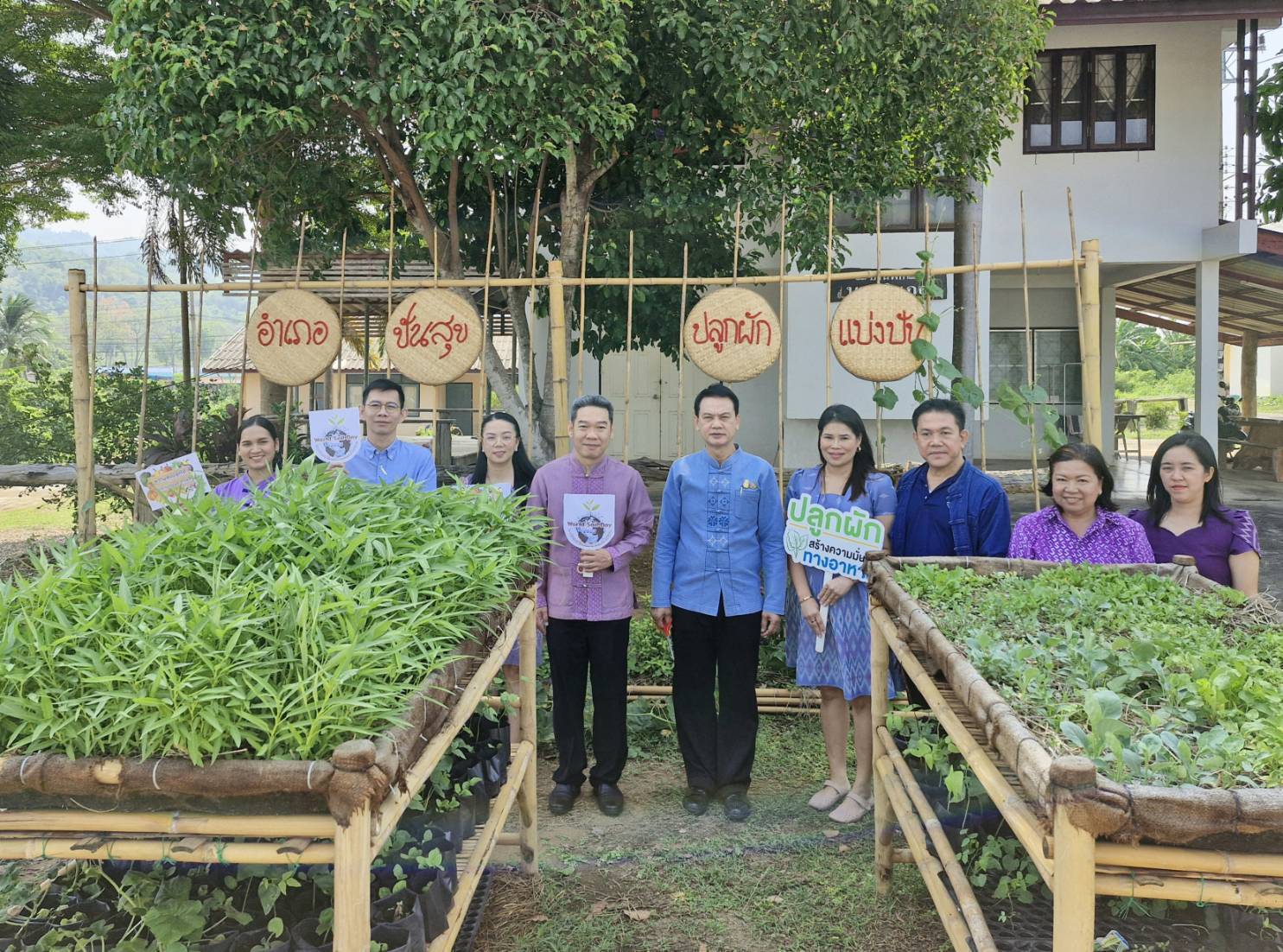 พช. กาญจนบุรี นำผู้ตรวจราชกรม (นายอาทร  พิมชะนก) ลงพื้นที่ถอดบทเรียนความสำเร็จการพัฒนาพื้นที่อำเภอไทรโยค