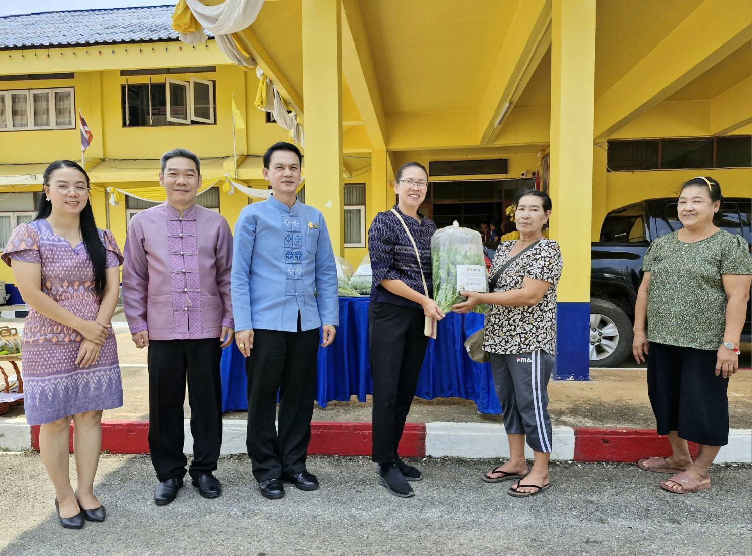 พช. กาญจนบุรี นำผู้ตรวจราชกรม (นายอาทร  พิมชะนก) ลงพื้นที่ถอดบทเรียนความสำเร็จการพัฒนาพื้นที่อำเภอไทรโยค