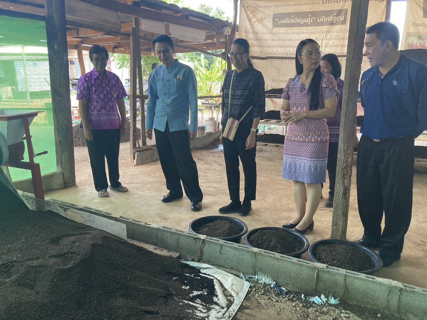 พช. กาญจนบุรี นำผู้ตรวจราชกรม (นายอาทร  พิมชะนก) ลงพื้นที่ถอดบทเรียนความสำเร็จการพัฒนาพื้นที่อำเภอไทรโยค