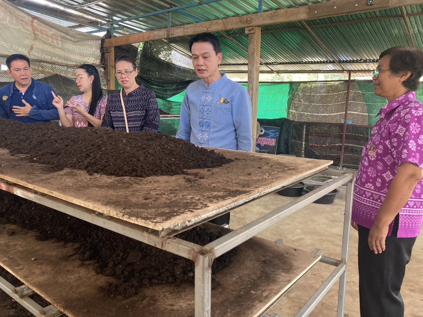 พช. กาญจนบุรี นำผู้ตรวจราชกรม (นายอาทร  พิมชะนก) ลงพื้นที่ถอดบทเรียนความสำเร็จการพัฒนาพื้นที่อำเภอไทรโยค