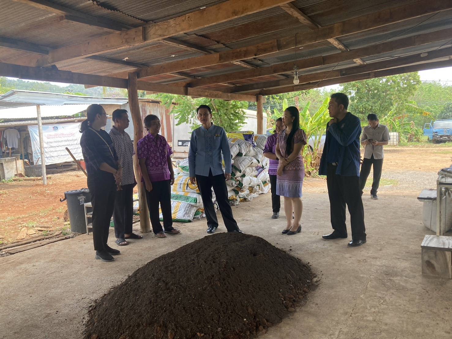 พช. กาญจนบุรี นำผู้ตรวจราชกรม (นายอาทร  พิมชะนก) ลงพื้นที่ถอดบทเรียนความสำเร็จการพัฒนาพื้นที่อำเภอไทรโยค