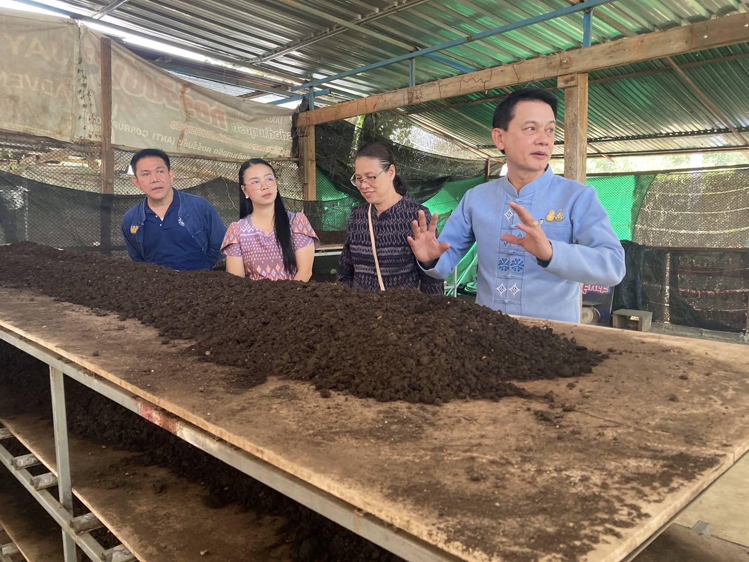 พช. กาญจนบุรี นำผู้ตรวจราชกรม (นายอาทร  พิมชะนก) ลงพื้นที่ถอดบทเรียนความสำเร็จการพัฒนาพื้นที่อำเภอไทรโยค