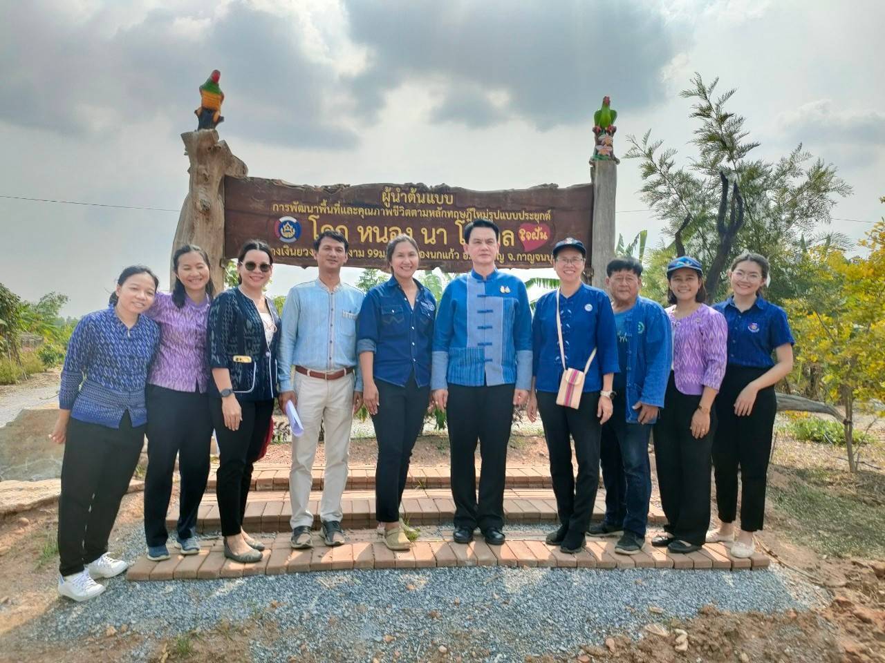 พช. กาญจนบุรี นำผู้ตรวจราชกรม (นายอาทร  พิมชะนก) ลงพื้นที่ถอดบทเรียนความสำเร็จการพัฒนาพื้นที่อำเภอเลาขวัญ