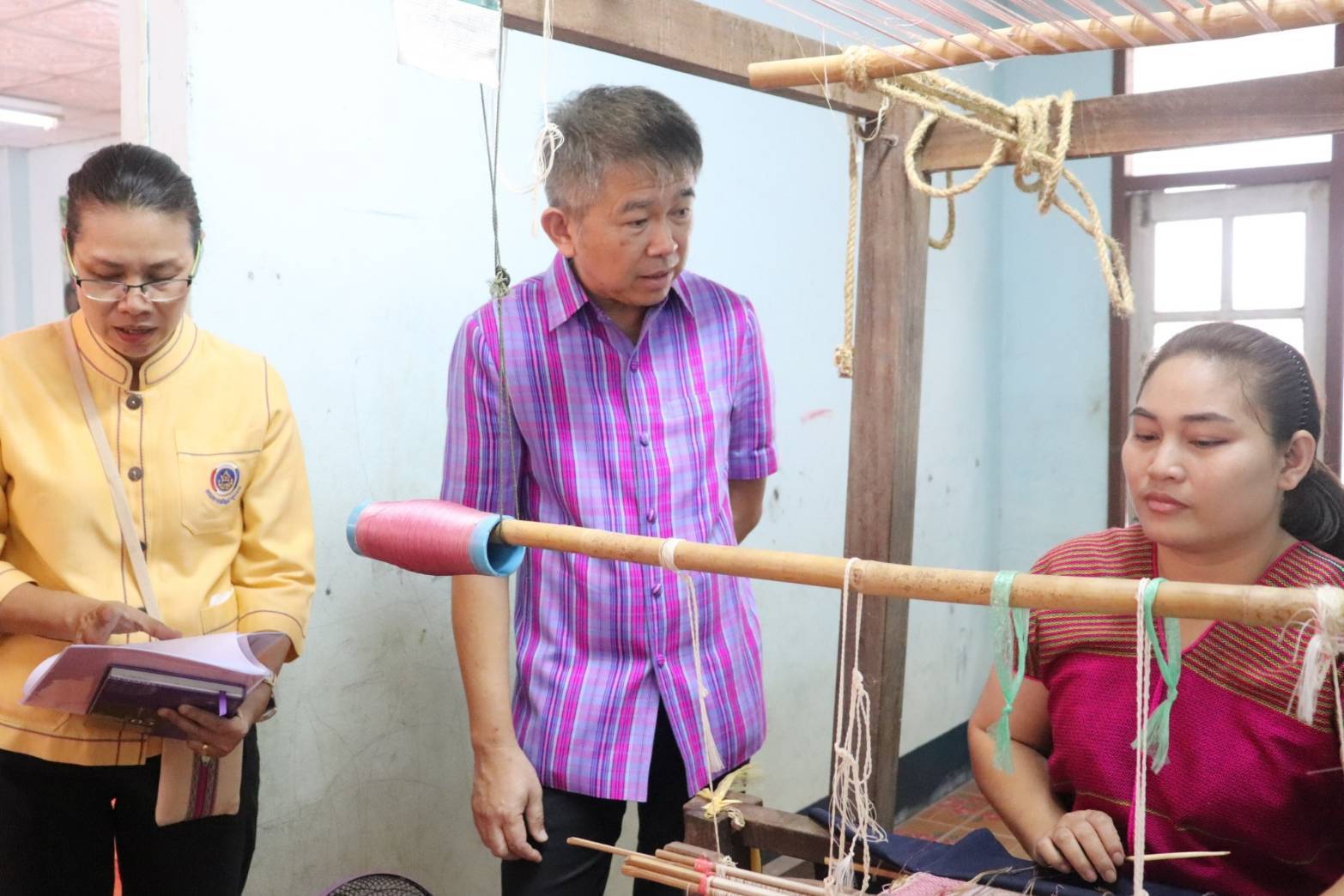 พช.กาญจน์ ขานรับแนวพระดำริฯ ติดตามความก้าวหน้า และให้กำลังใจกลุ่มทอผ้าในการน้อมนำแบบลายผ้าพระราชทาน “สิริวชิราภรณ์” สู่การสร้างสรรค์ขับเคลื่อน “ผ้าไทยใส่ให้สนุก”