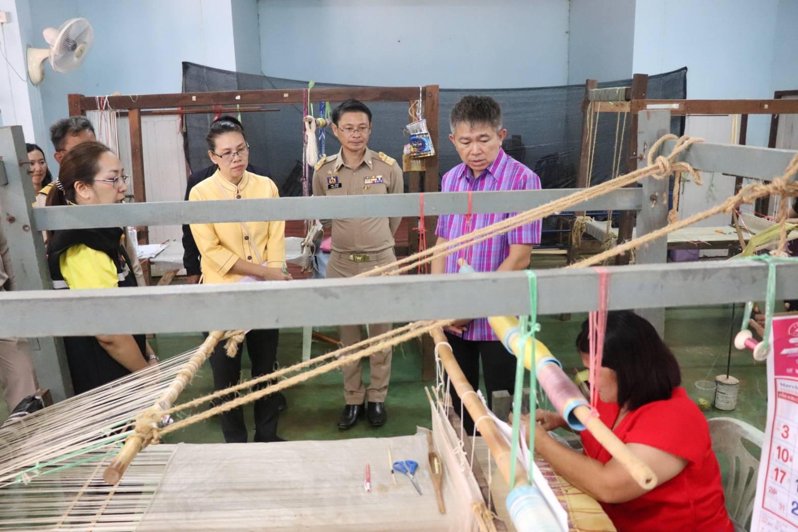 พช.กาญจน์ ขานรับแนวพระดำริฯ ติดตามความก้าวหน้า และให้กำลังใจกลุ่มทอผ้าในการน้อมนำแบบลายผ้าพระราชทาน “สิริวชิราภรณ์” สู่การสร้างสรรค์ขับเคลื่อน “ผ้าไทยใส่ให้สนุก”
