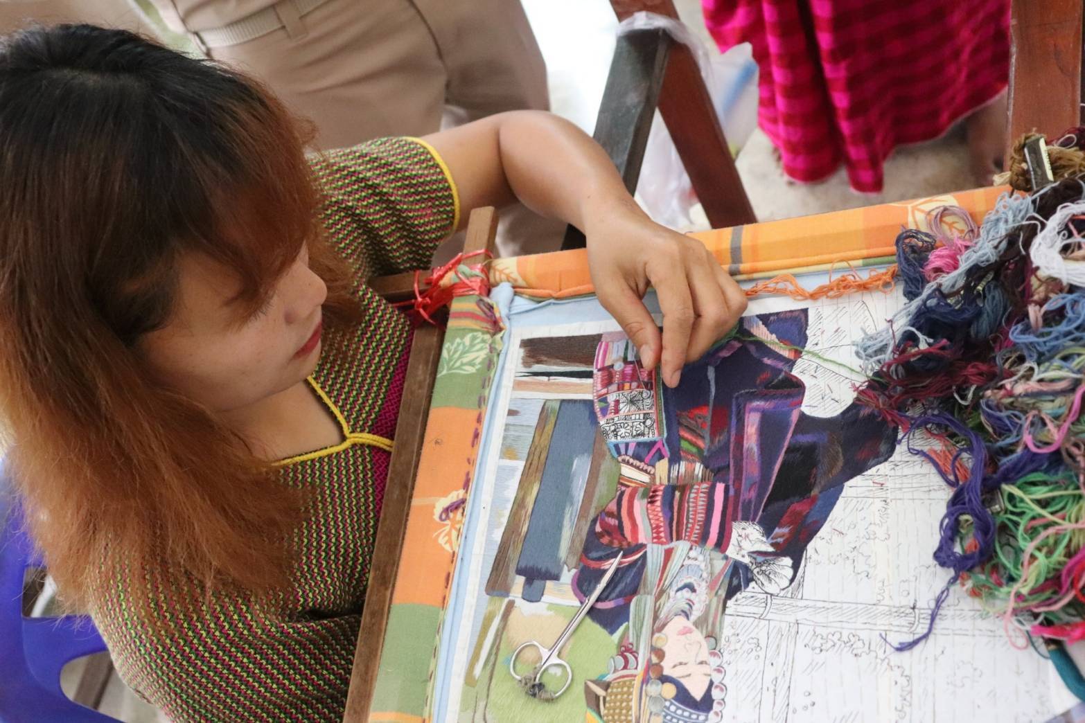 พช.กาญจน์ ขานรับแนวพระดำริฯ ติดตามความก้าวหน้า และให้กำลังใจกลุ่มทอผ้าในการน้อมนำแบบลายผ้าพระราชทาน “สิริวชิราภรณ์” สู่การสร้างสรรค์ขับเคลื่อน “ผ้าไทยใส่ให้สนุก”