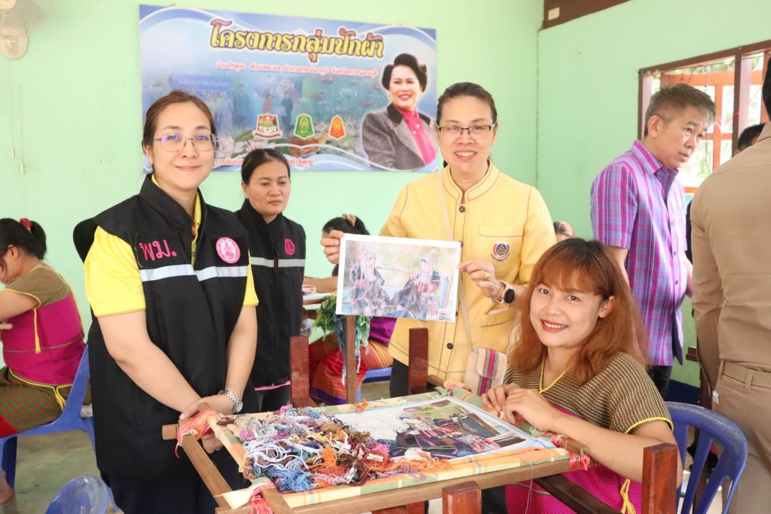พช.กาญจน์ ขานรับแนวพระดำริฯ ติดตามความก้าวหน้า และให้กำลังใจกลุ่มทอผ้าในการน้อมนำแบบลายผ้าพระราชทาน “สิริวชิราภรณ์” สู่การสร้างสรรค์ขับเคลื่อน “ผ้าไทยใส่ให้สนุก”