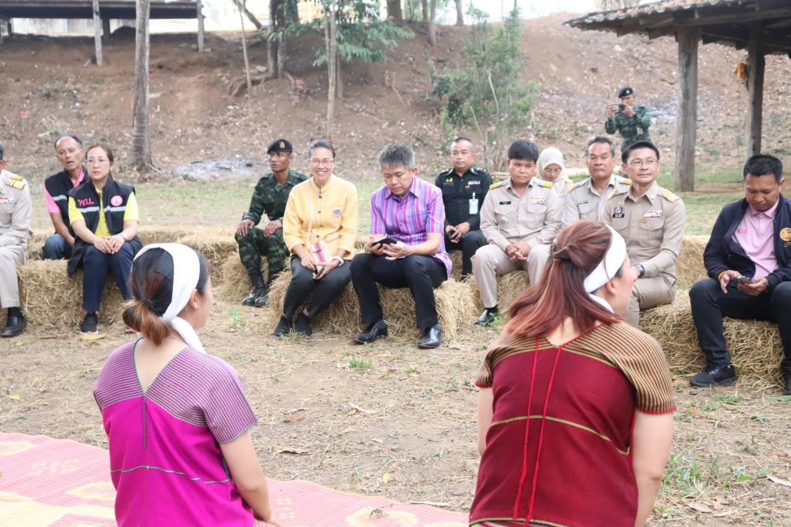 พช.กาญจน์ ขานรับแนวพระดำริฯ ติดตามความก้าวหน้า และให้กำลังใจกลุ่มทอผ้าในการน้อมนำแบบลายผ้าพระราชทาน “สิริวชิราภรณ์” สู่การสร้างสรรค์ขับเคลื่อน “ผ้าไทยใส่ให้สนุก”