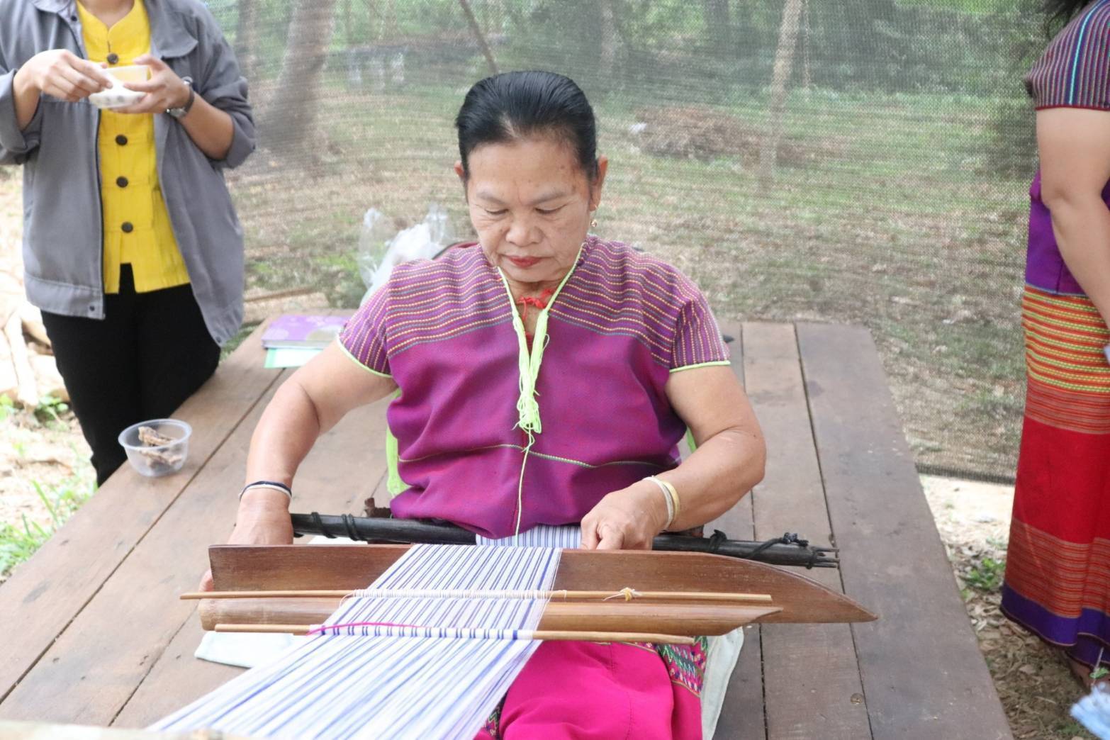 พช.กาญจน์ ขานรับแนวพระดำริฯ ติดตามความก้าวหน้า และให้กำลังใจกลุ่มทอผ้าในการน้อมนำแบบลายผ้าพระราชทาน “สิริวชิราภรณ์” สู่การสร้างสรรค์ขับเคลื่อน “ผ้าไทยใส่ให้สนุก”
