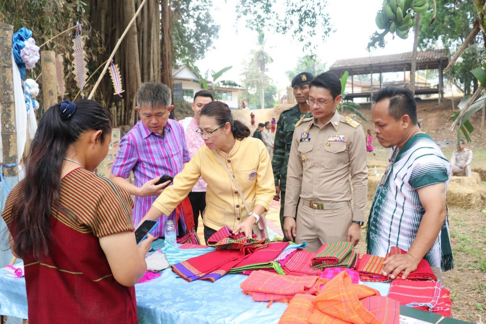 พช.กาญจน์ ขานรับแนวพระดำริฯ ติดตามความก้าวหน้า และให้กำลังใจกลุ่มทอผ้าในการน้อมนำแบบลายผ้าพระราชทาน “สิริวชิราภรณ์” สู่การสร้างสรรค์ขับเคลื่อน “ผ้าไทยใส่ให้สนุก”